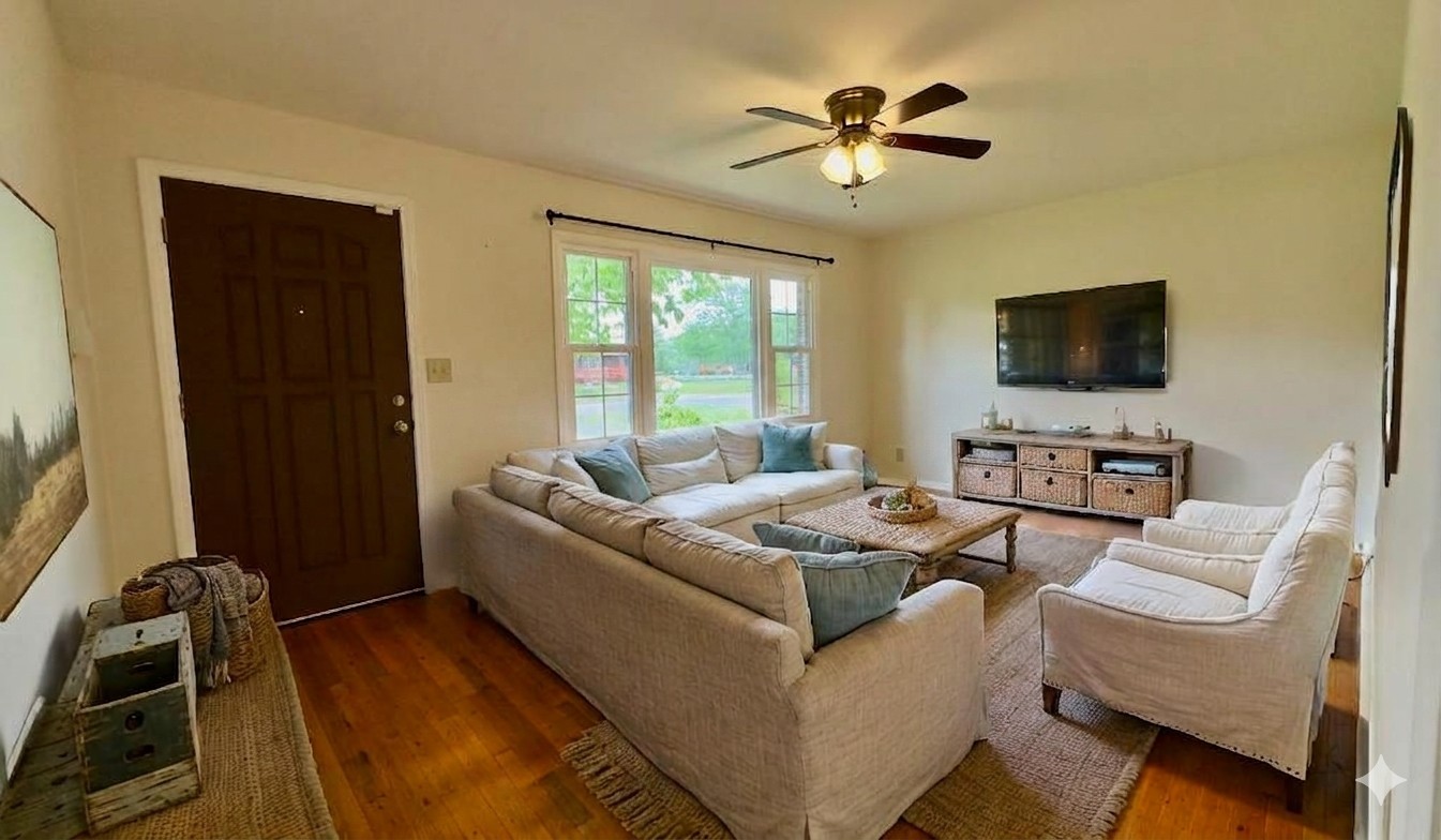 805 Fairlane Cir - Photo 2