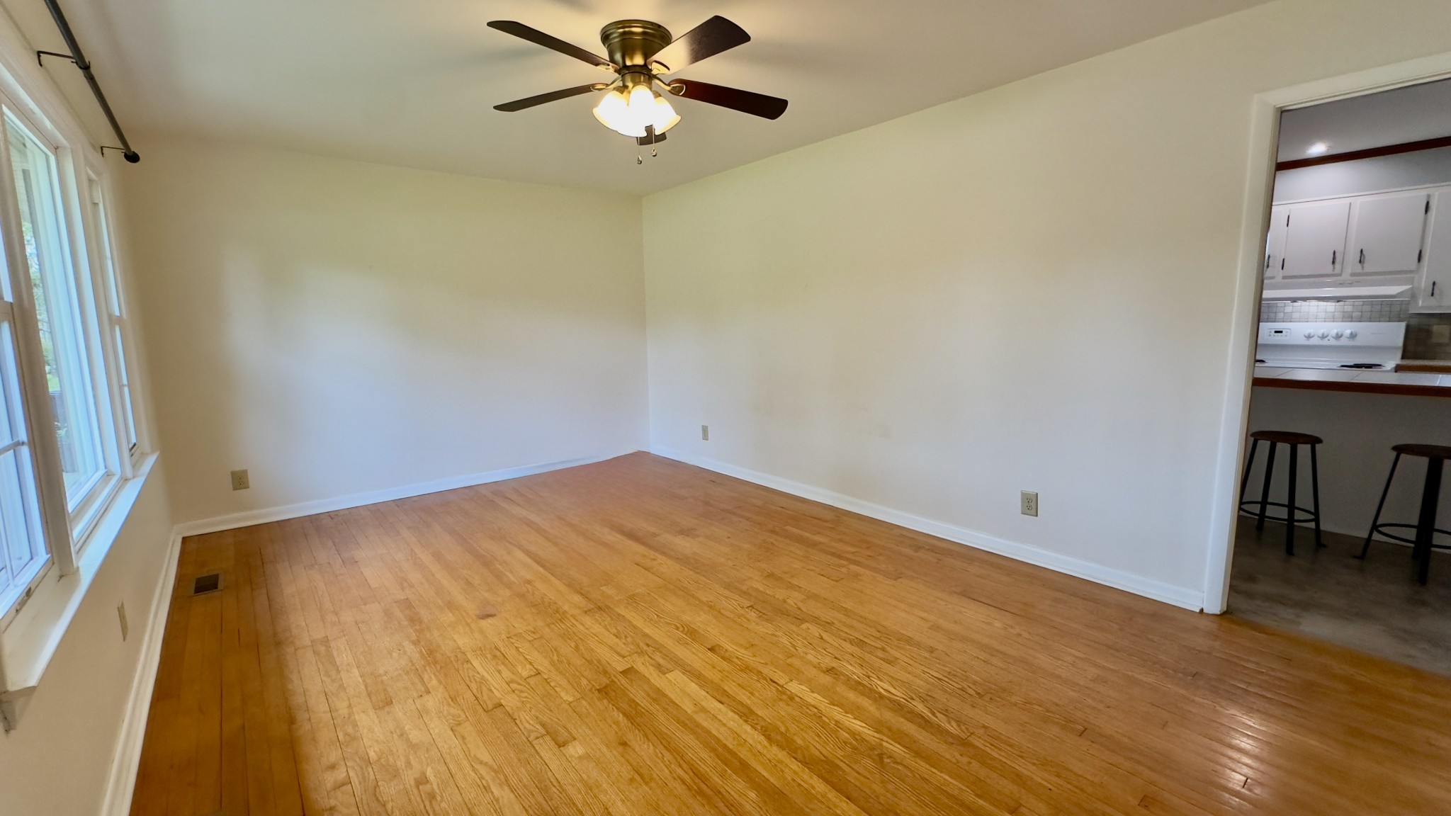 805 Fairlane Cir - Photo 4