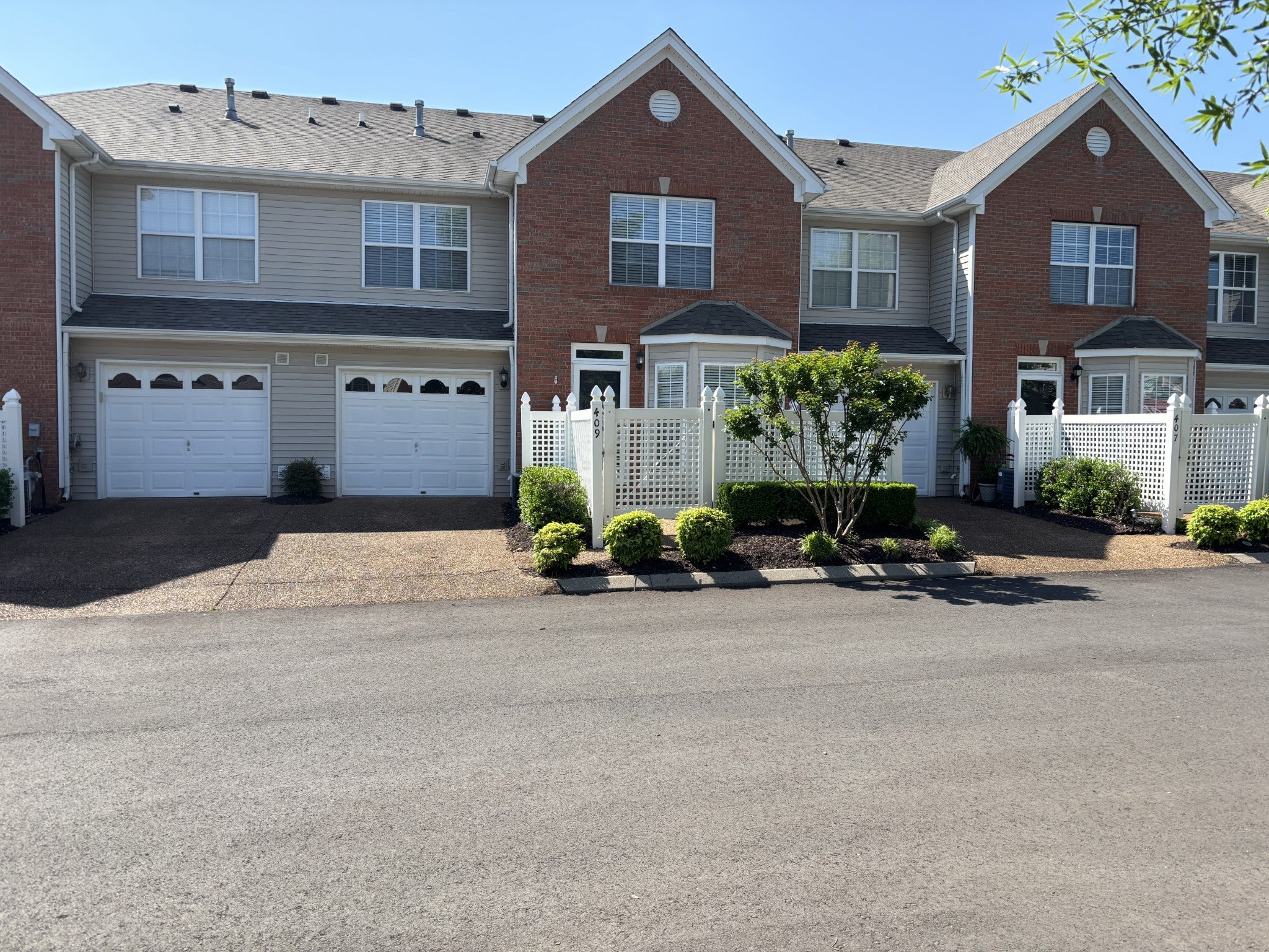2.0-bed rental at 409 Compton Ln
