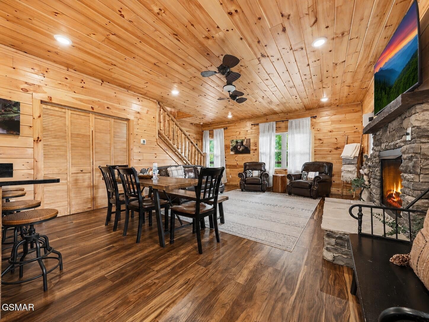 856862 Crest View Drive