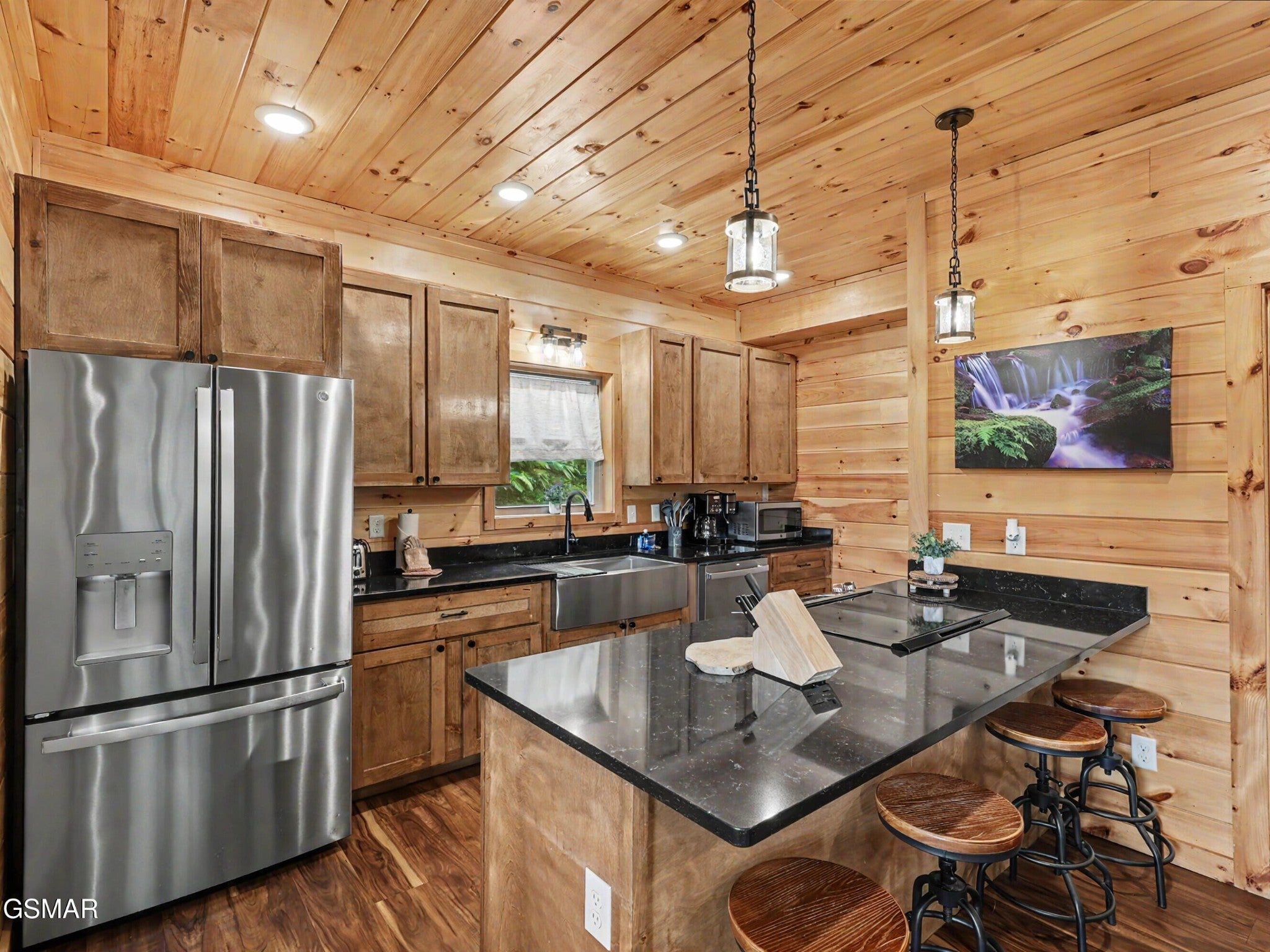 856862 Crest View Drive