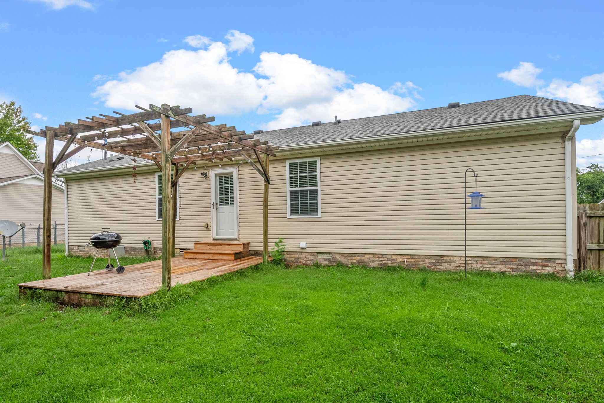 1044 Bush Ave