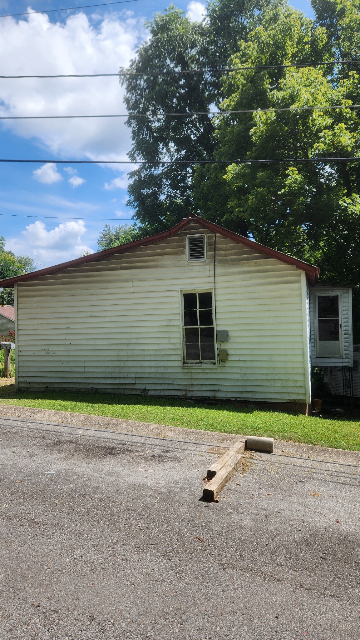 223 4th Ave E