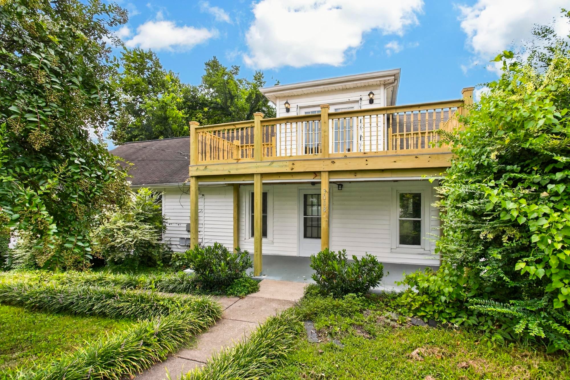 3.0-bed rental at 3008 Lakeshore Dr
