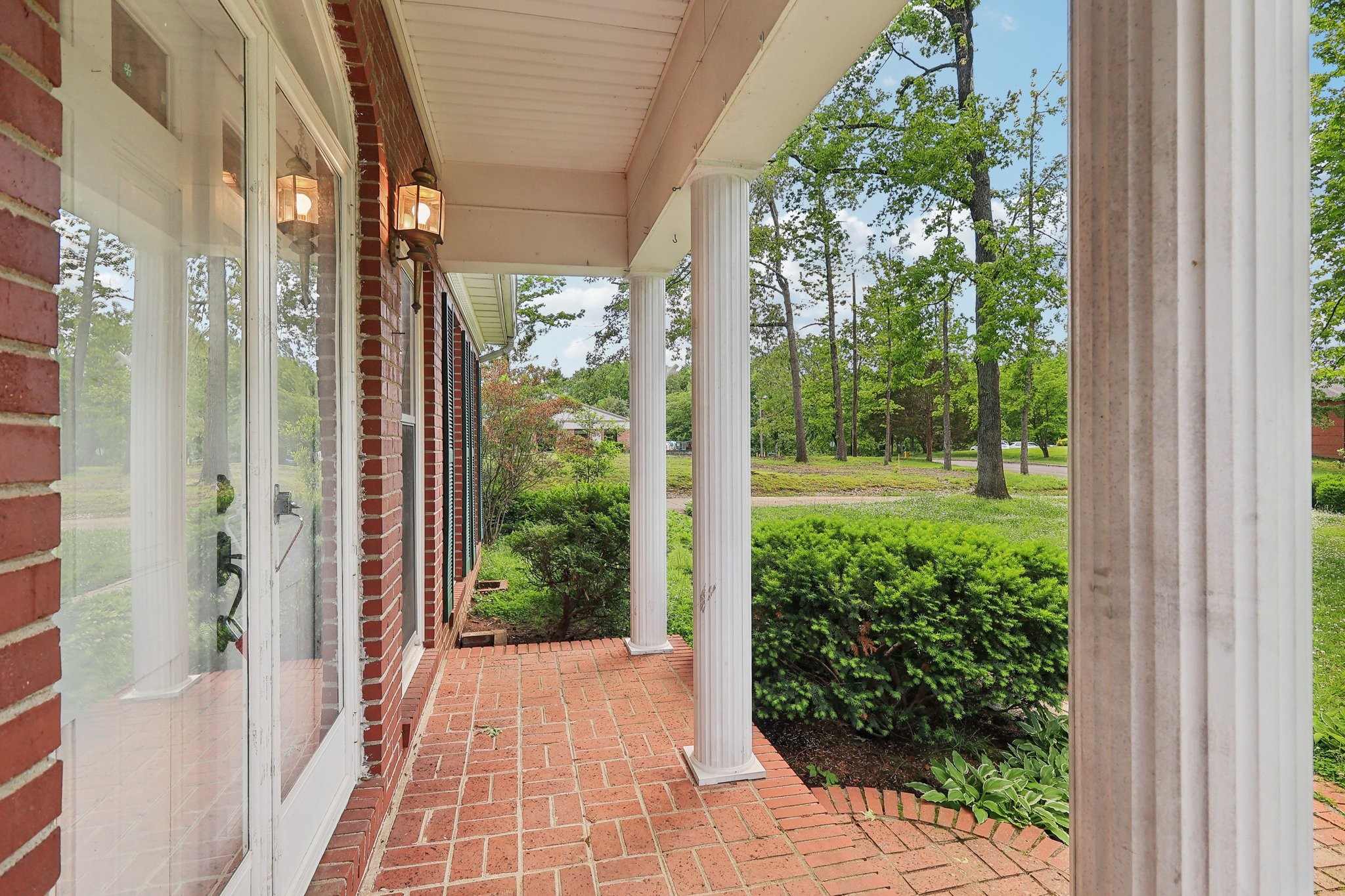 111 Lois Ln