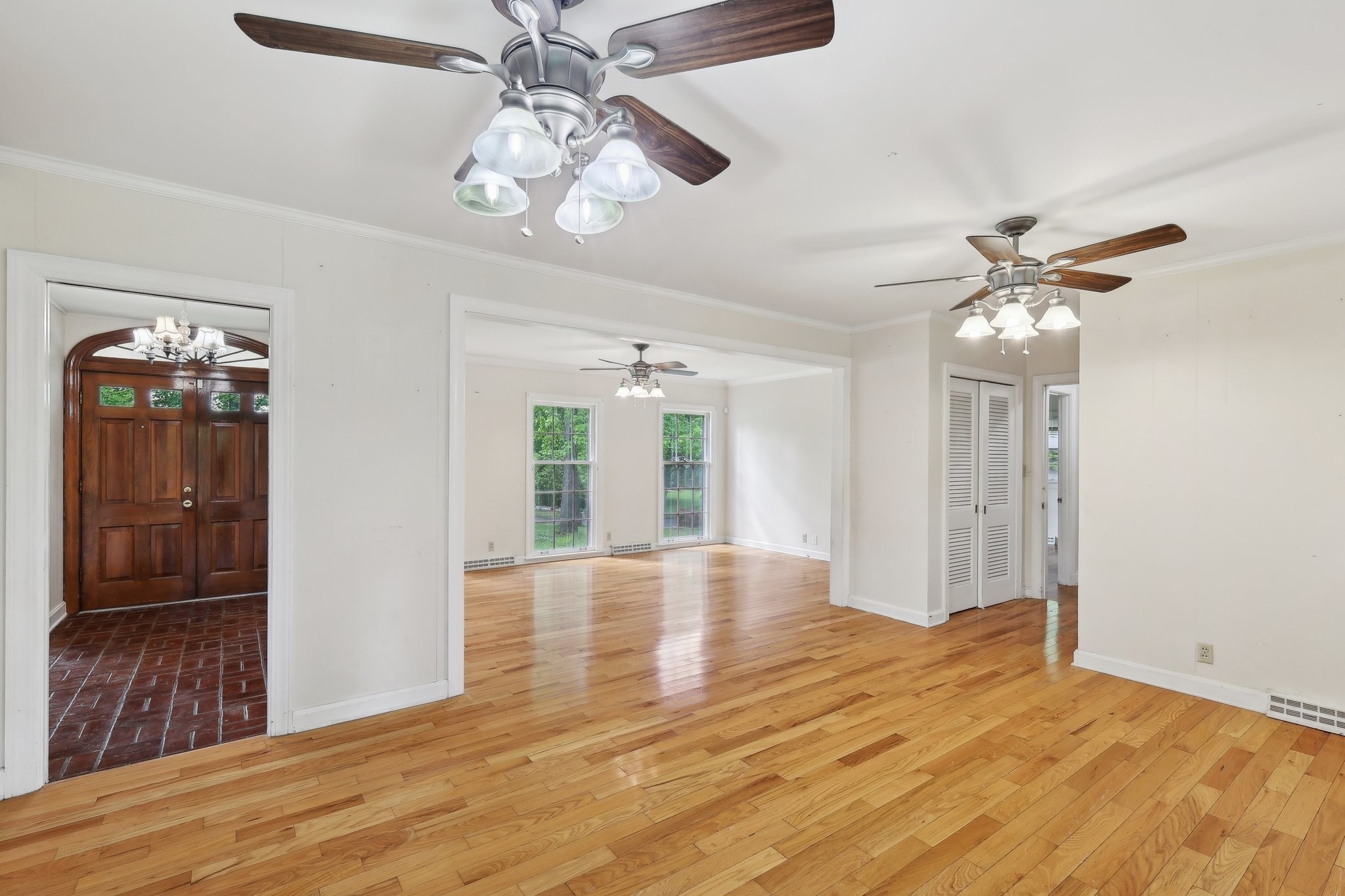 111 Lois Ln
