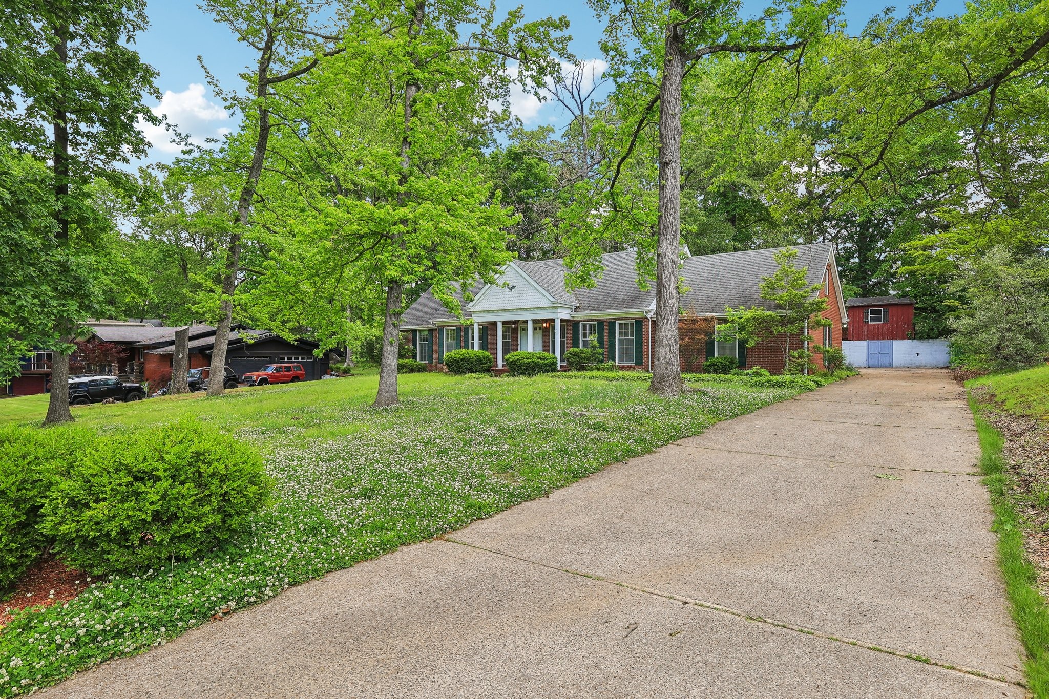 111 Lois Ln