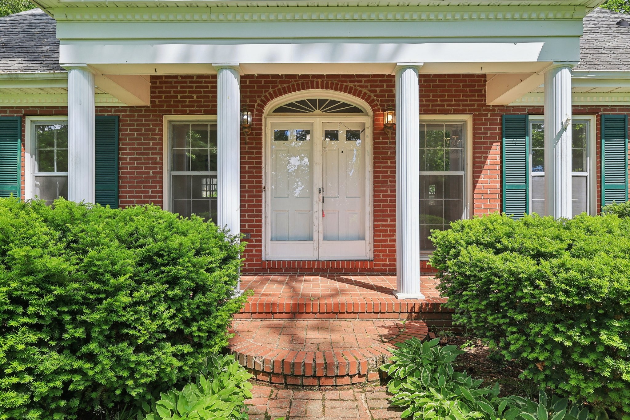 111 Lois Ln
