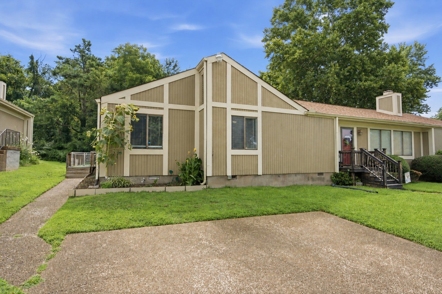 738 Albar Dr
