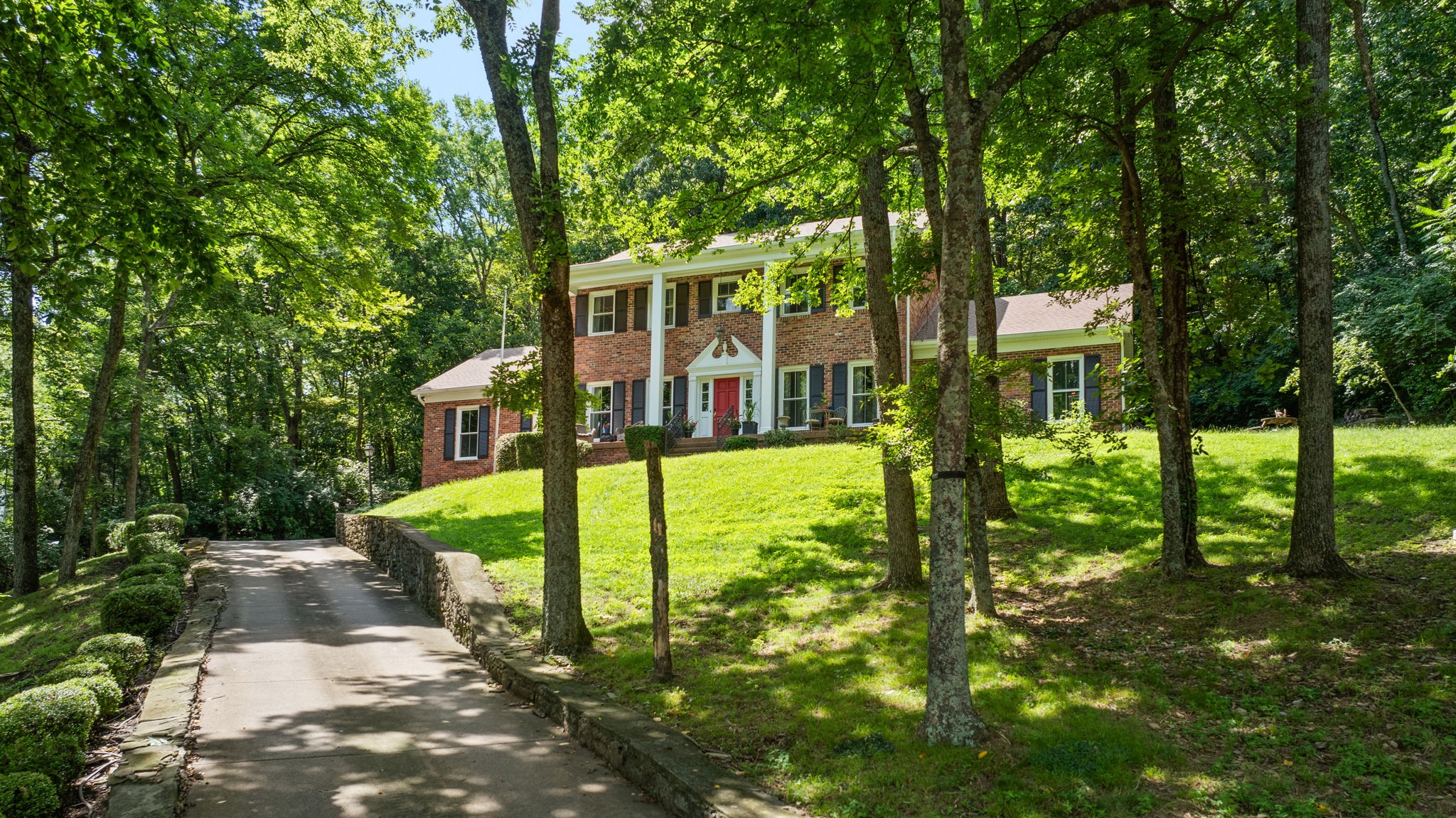 5621 Hillview Dr