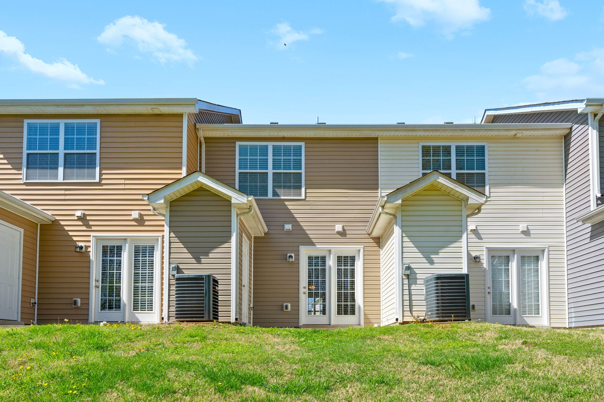 Clarksville, Tennessee 37040, United States, 2 Bedrooms Bedrooms, ,3 BathroomsBathrooms,Residential,Active,109086
