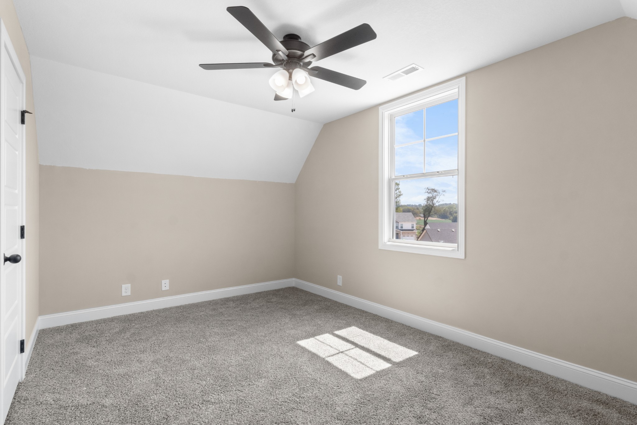 Clarksville, Tennessee 37040, United States, 3 Bedrooms Bedrooms, ,3 BathroomsBathrooms,Residential,Pending,126951