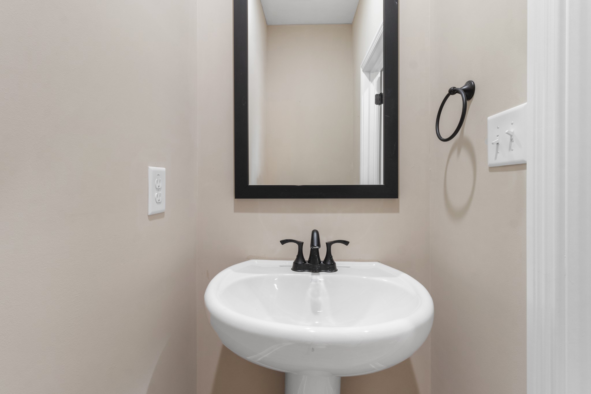 Clarksville, Tennessee 37040, United States, 3 Bedrooms Bedrooms, ,3 BathroomsBathrooms,Residential,Pending,126951