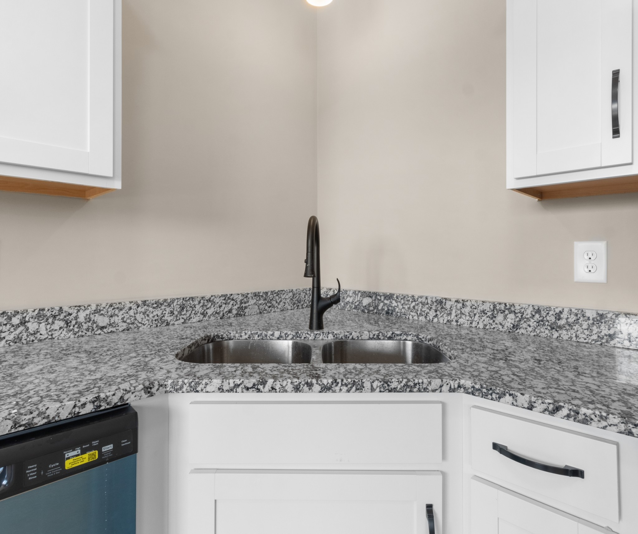 Clarksville, Tennessee 37040, United States, 3 Bedrooms Bedrooms, ,3 BathroomsBathrooms,Residential,Pending,126951