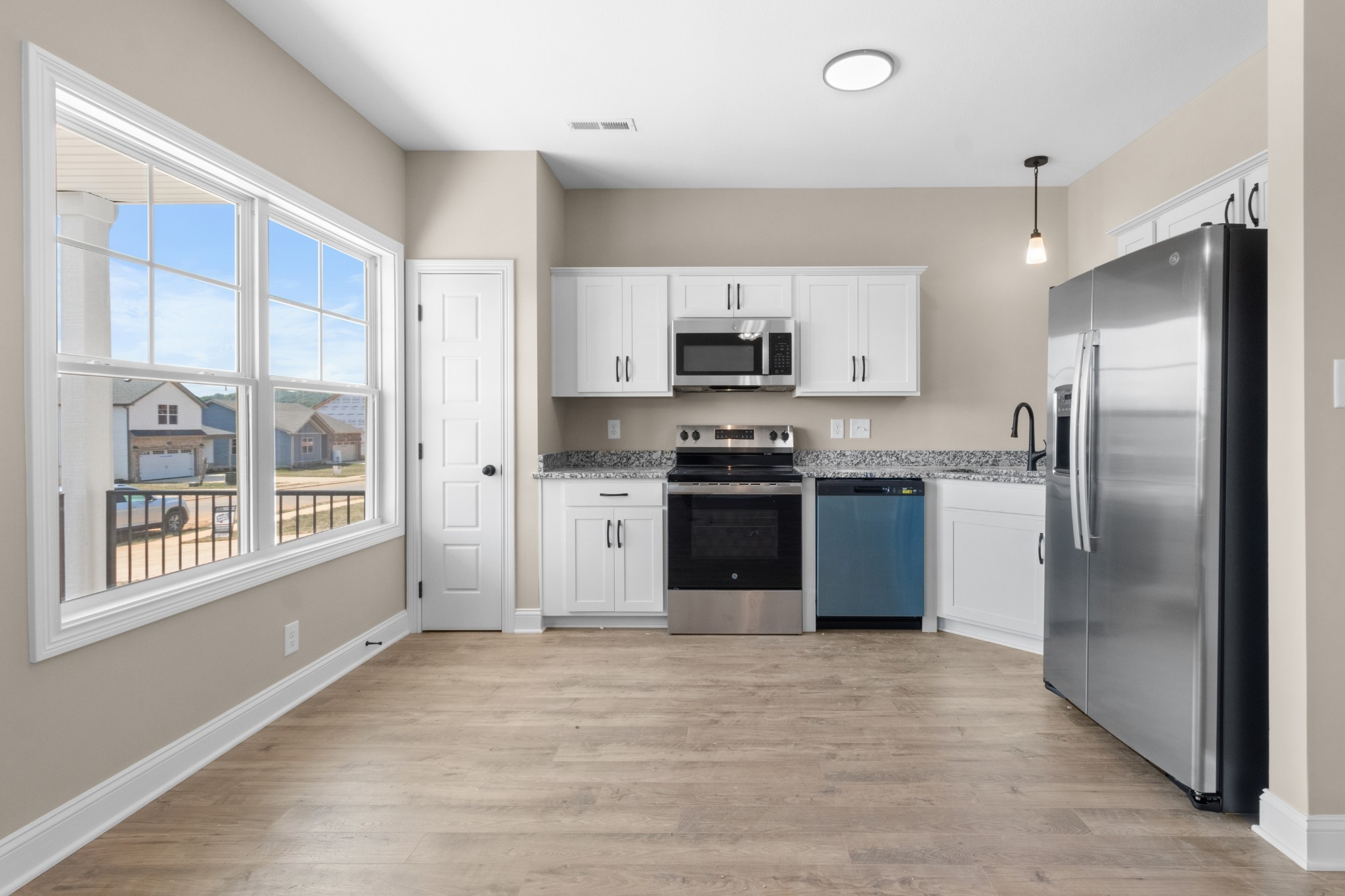 Clarksville, Tennessee 37040, United States, 3 Bedrooms Bedrooms, ,3 BathroomsBathrooms,Residential,Pending,126951