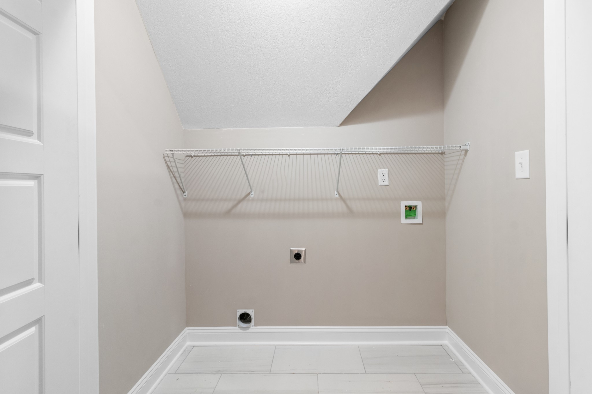 Clarksville, Tennessee 37040, United States, 3 Bedrooms Bedrooms, ,3 BathroomsBathrooms,Residential,Pending,126951