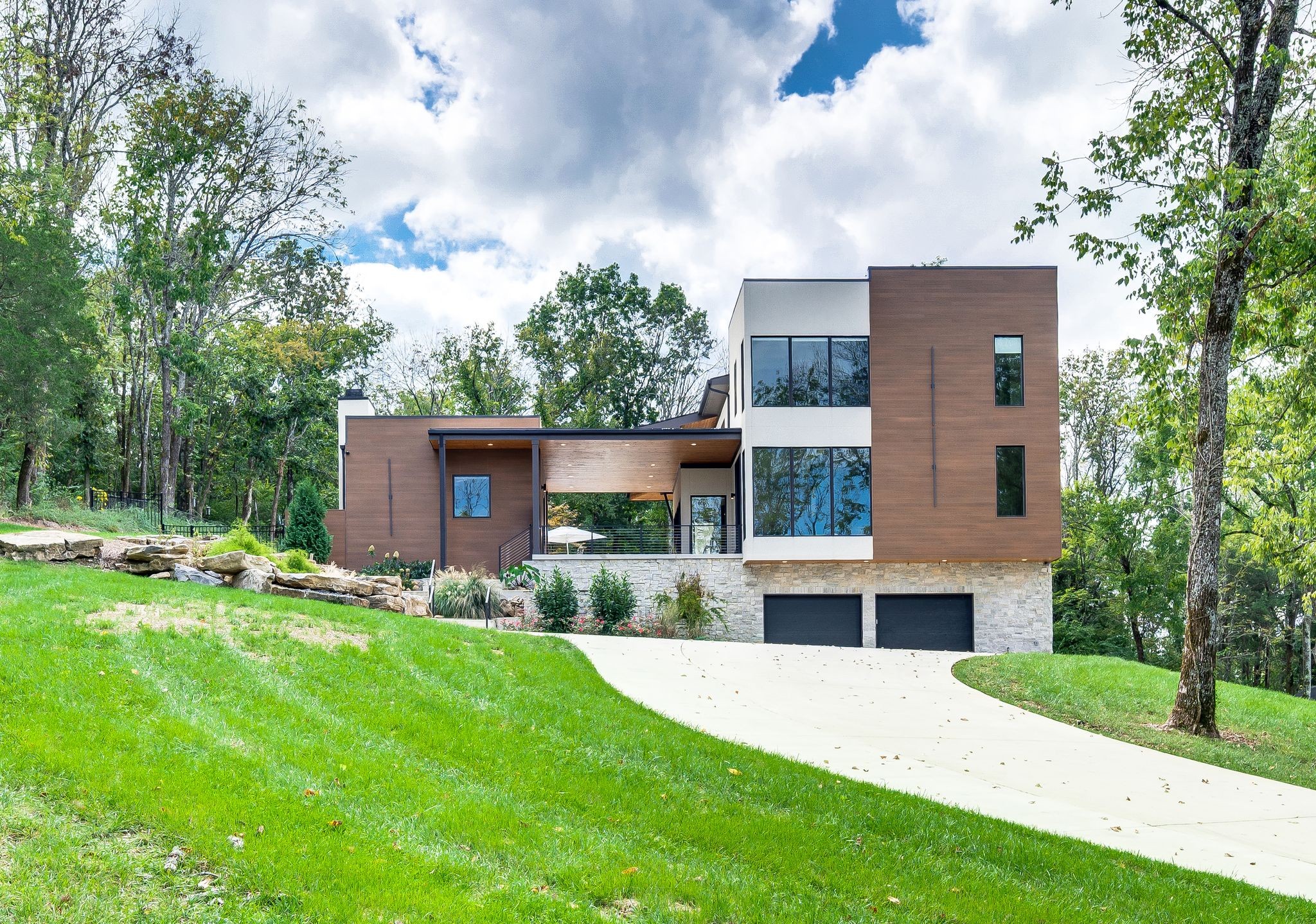 805 Hillwood Blvd