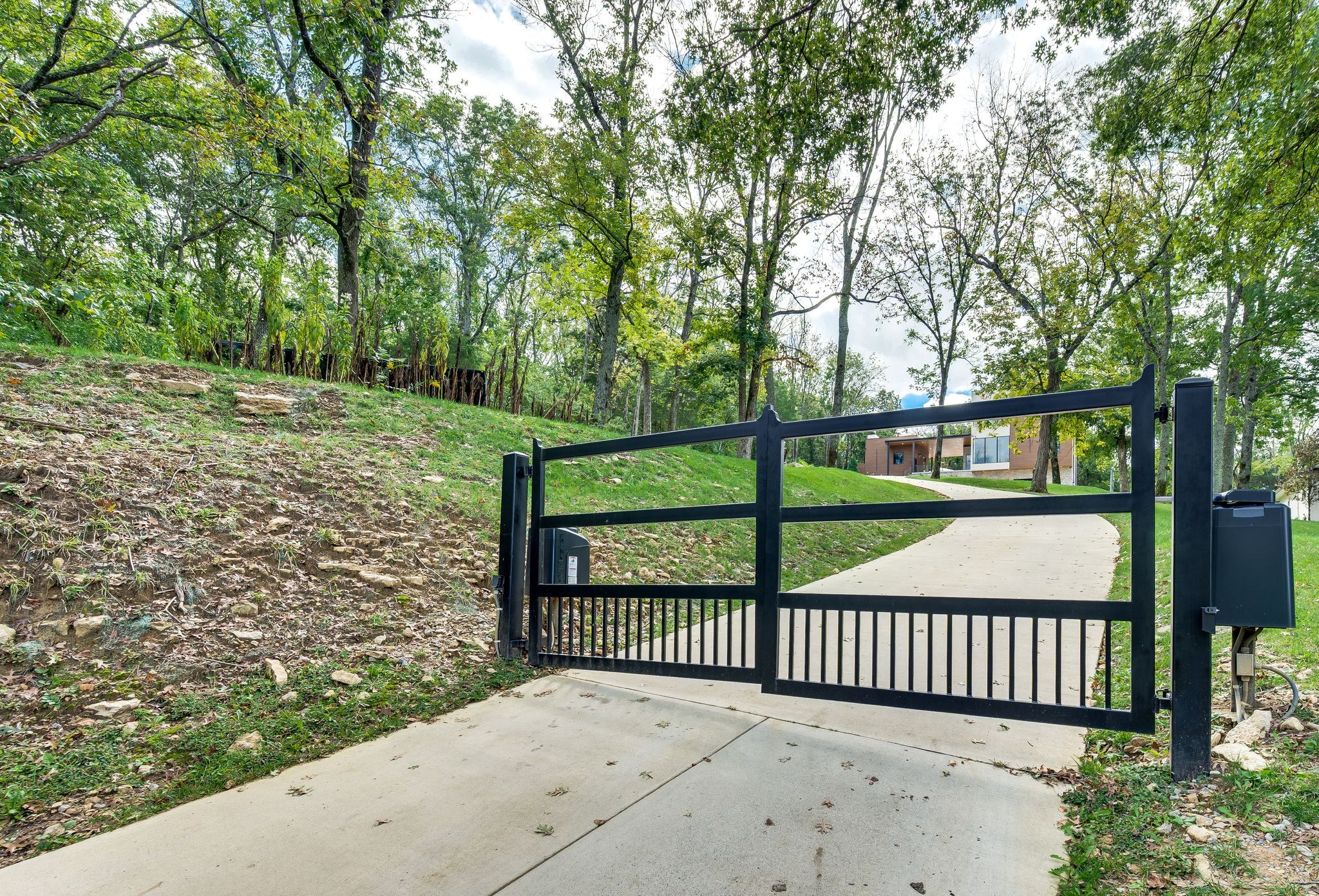 805 Hillwood Blvd