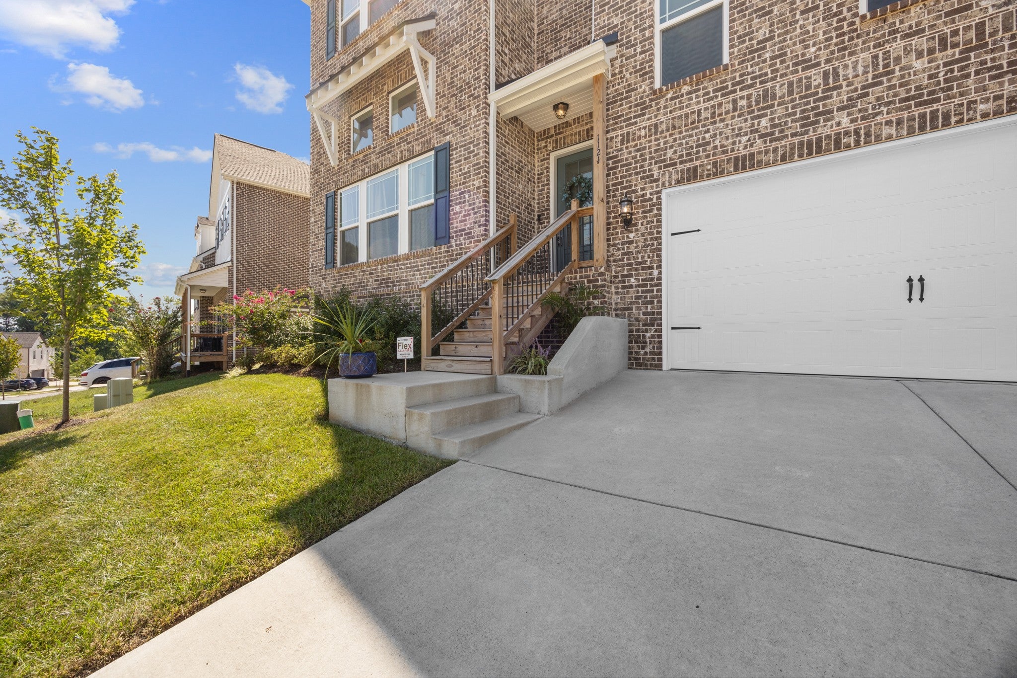 1121 Parklawn Dr