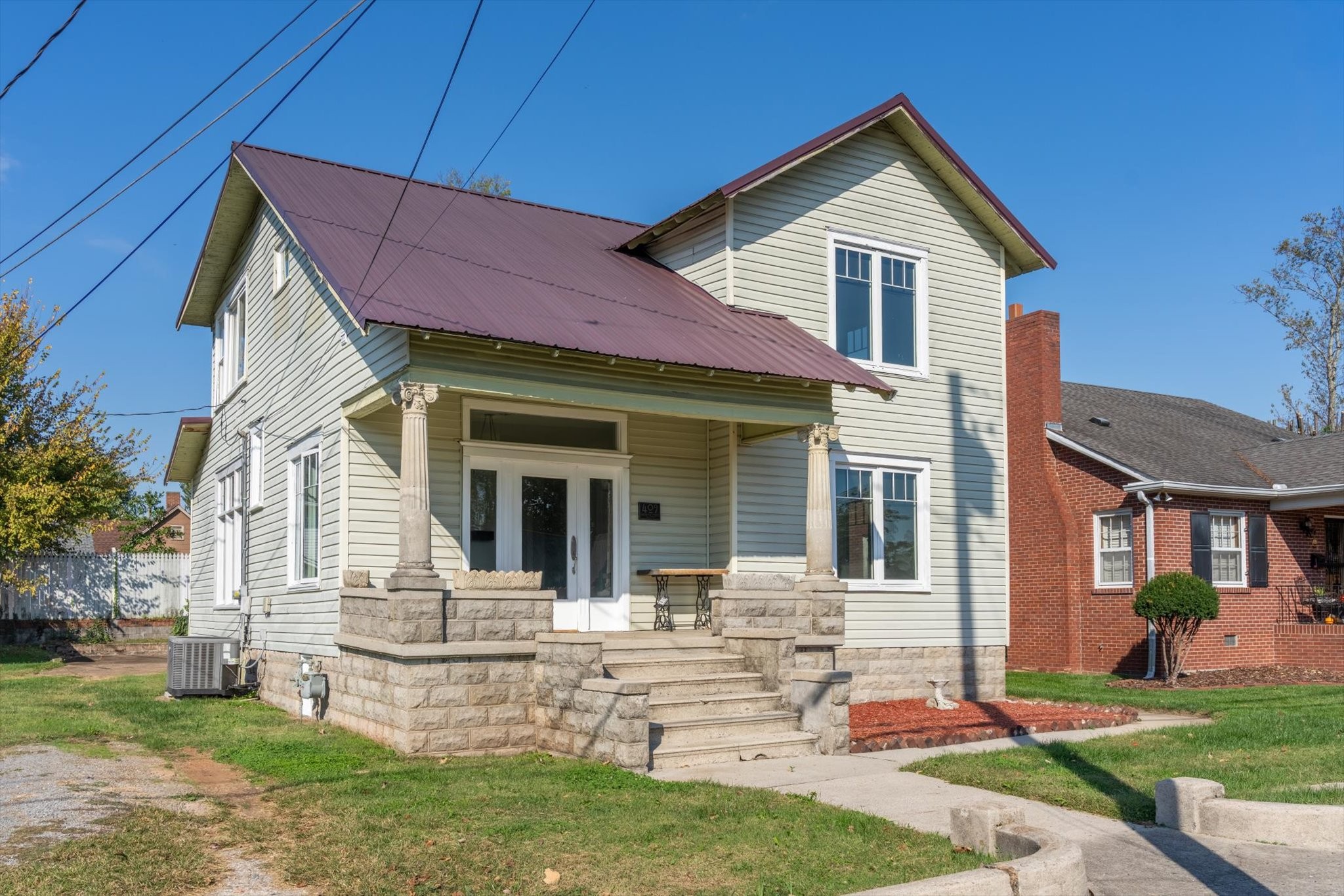 409 N Oak St