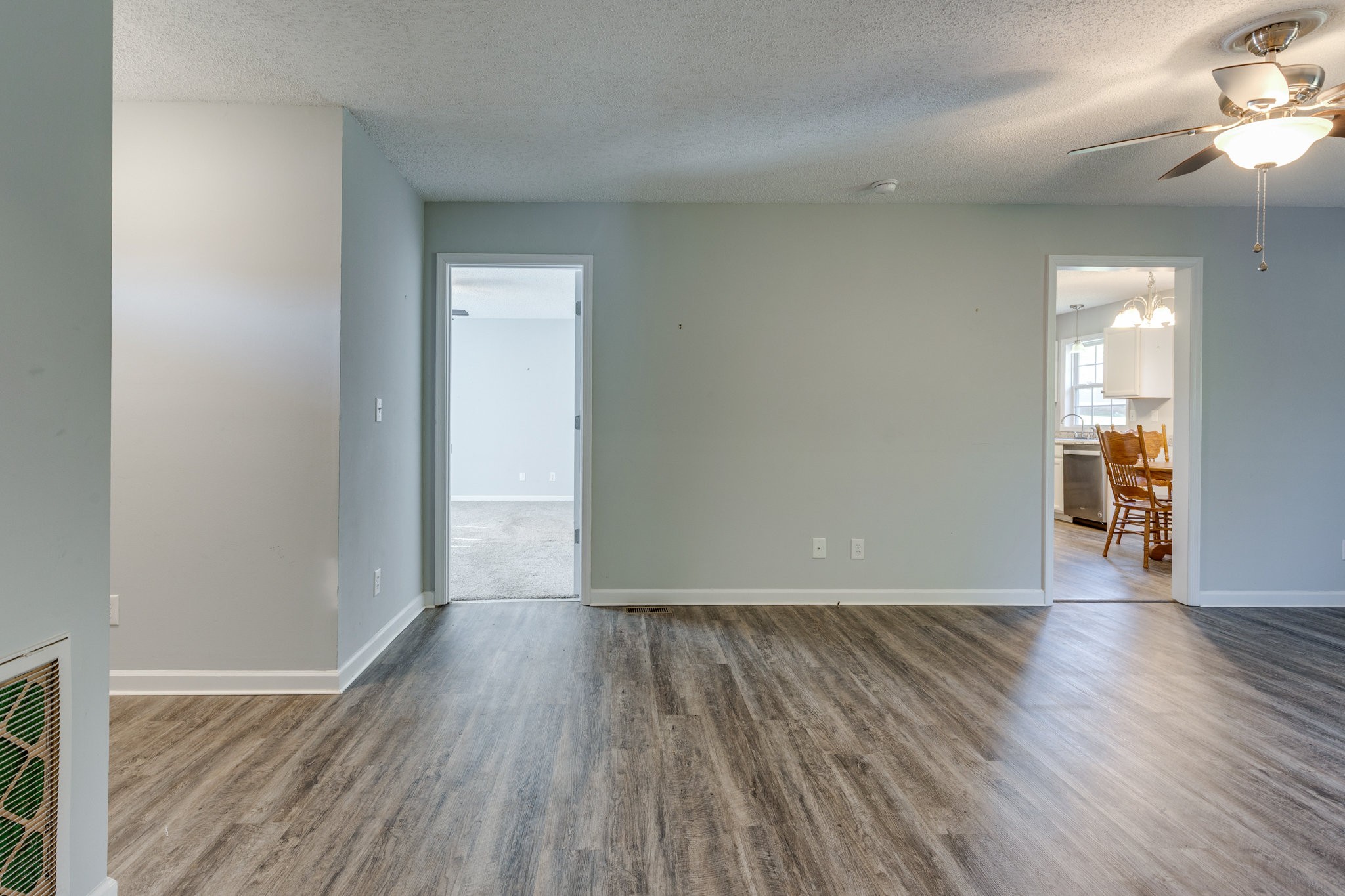 113 Hollywood Hills Dr