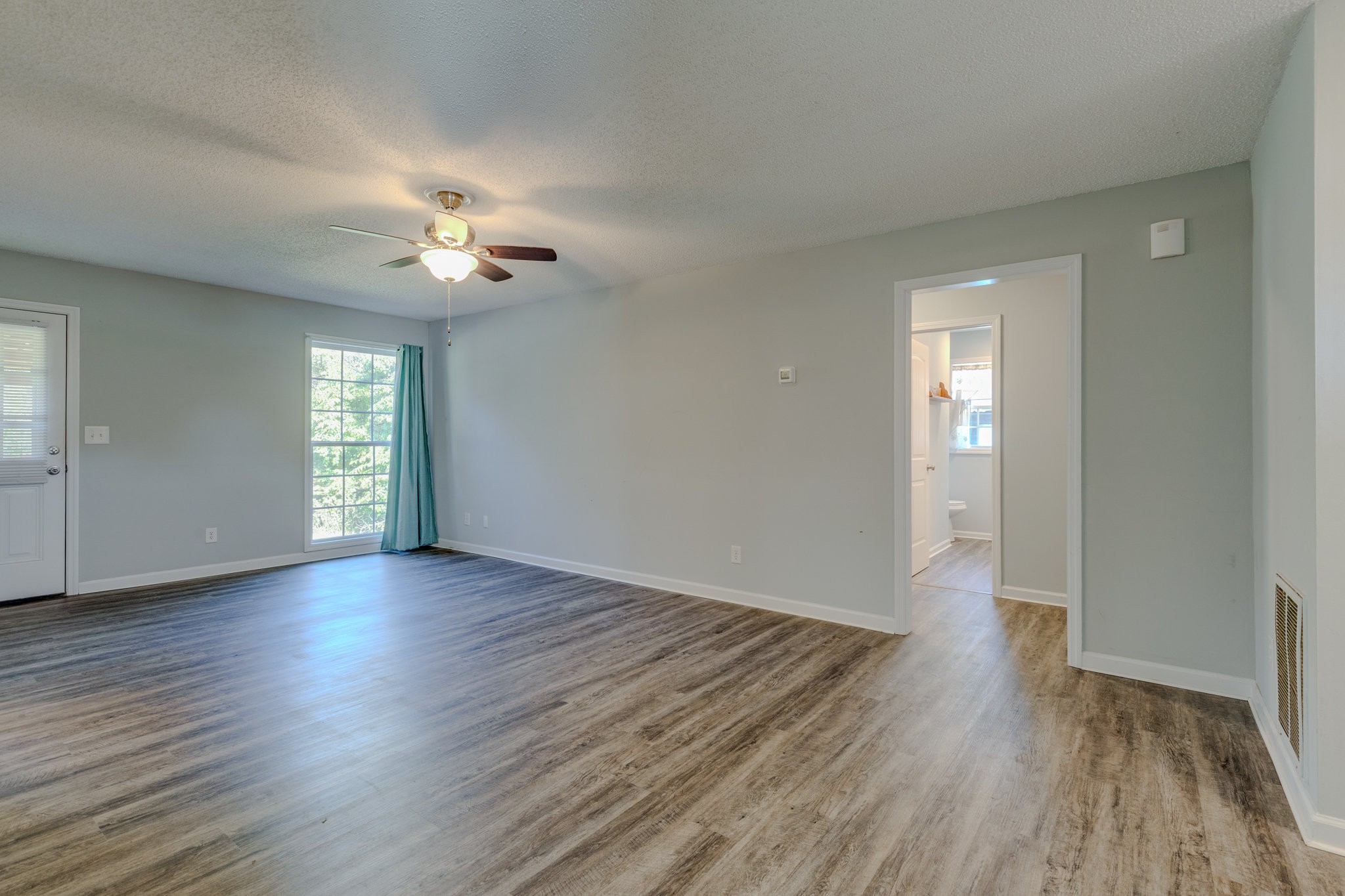 113 Hollywood Hills Dr