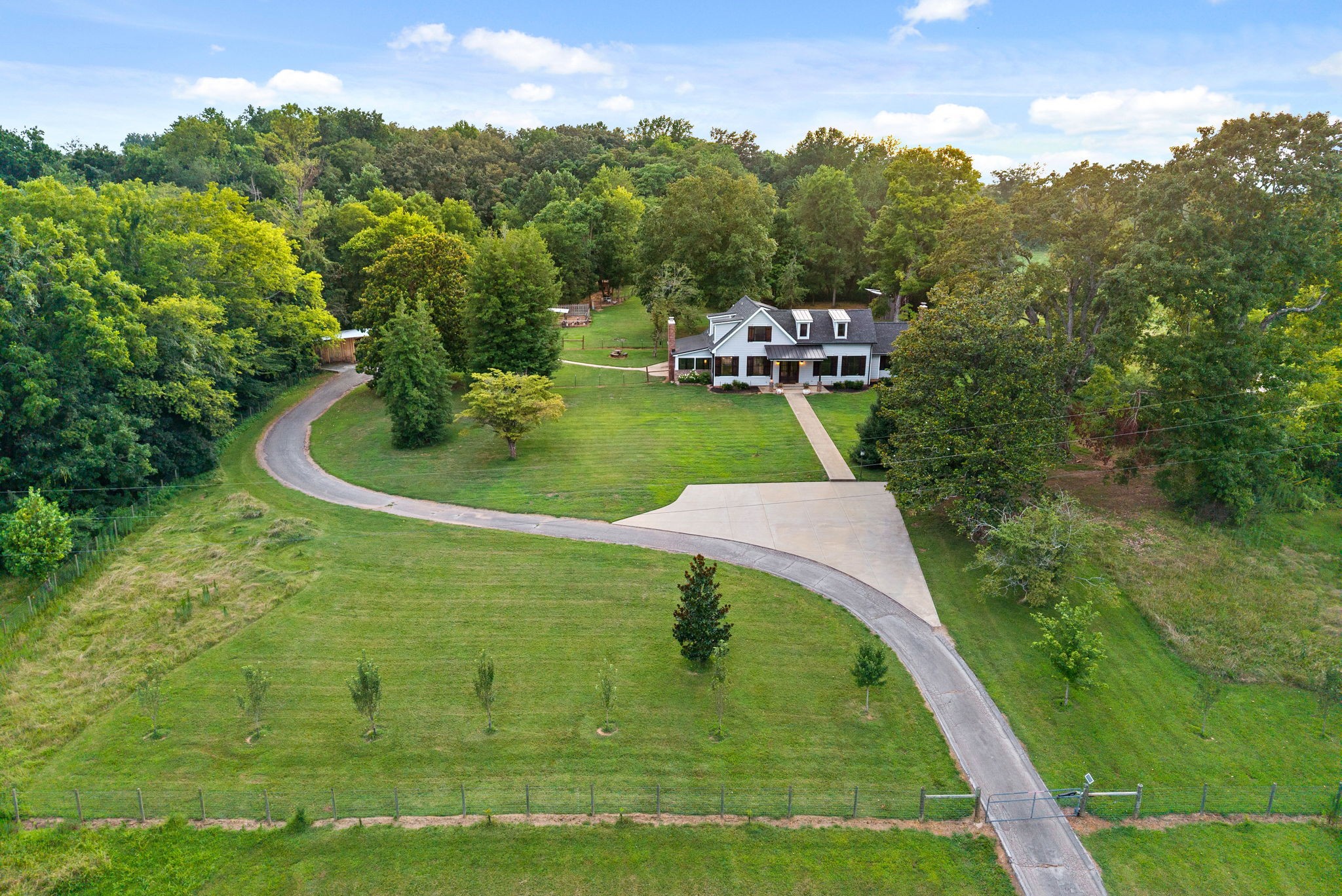 Adams, Tennessee 37010, United States, 4 Bedrooms Bedrooms, ,3 BathroomsBathrooms,Residential,Active,184405