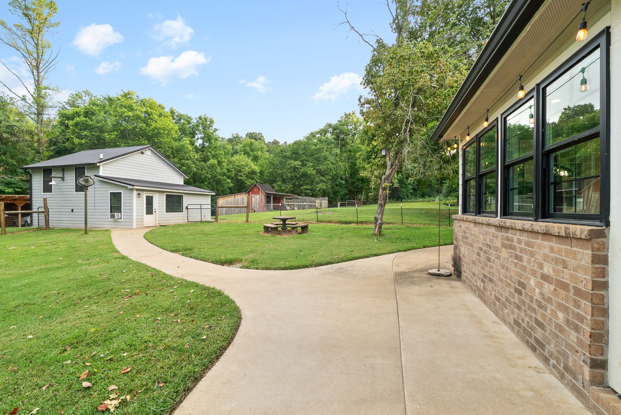 Adams, Tennessee 37010, United States, 4 Bedrooms Bedrooms, ,3 BathroomsBathrooms,Residential,Active,184405