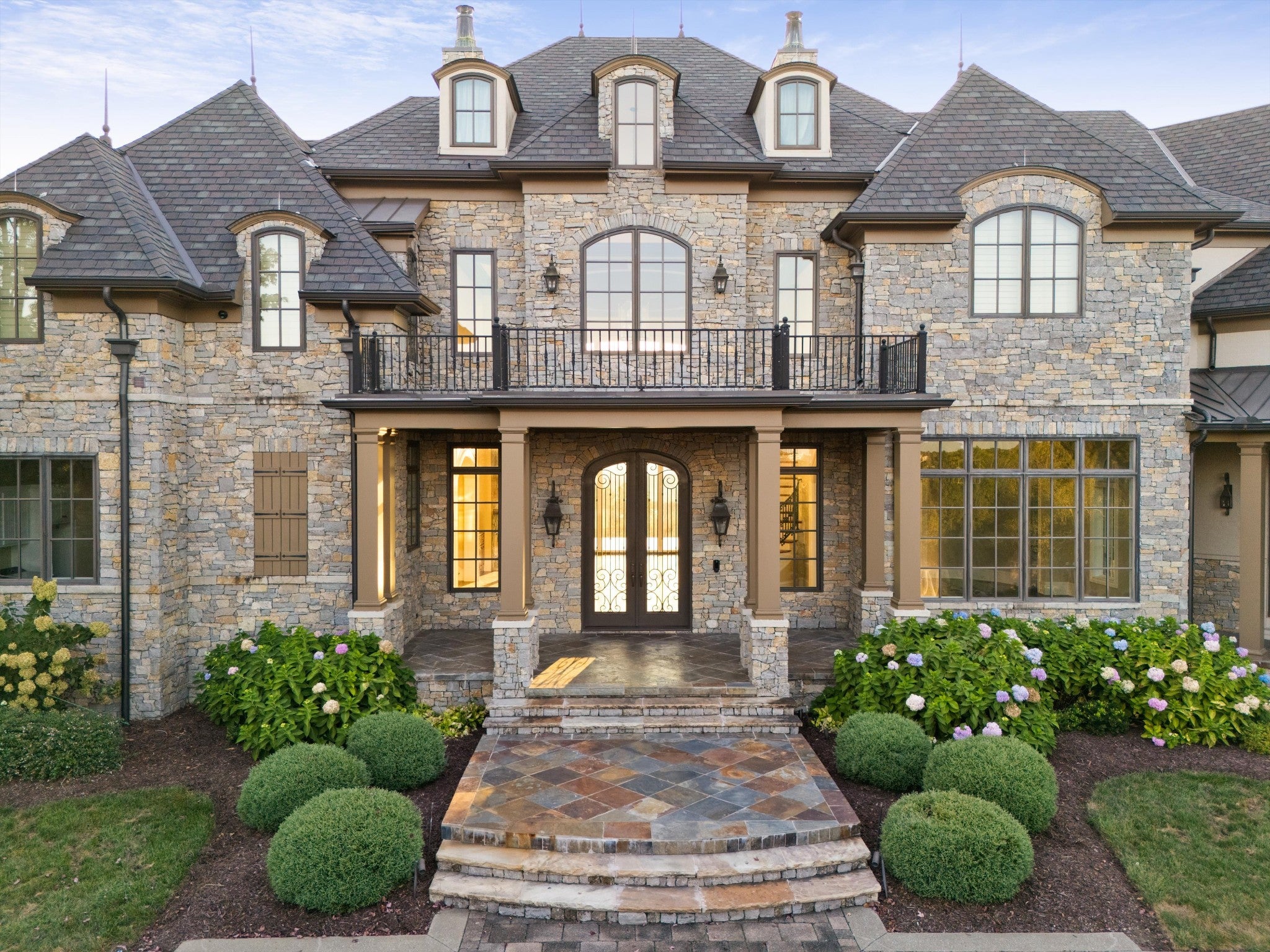513 King Richards Ct