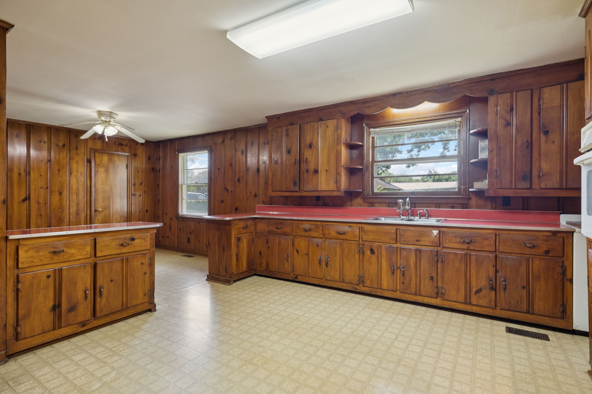 411 Roberts St