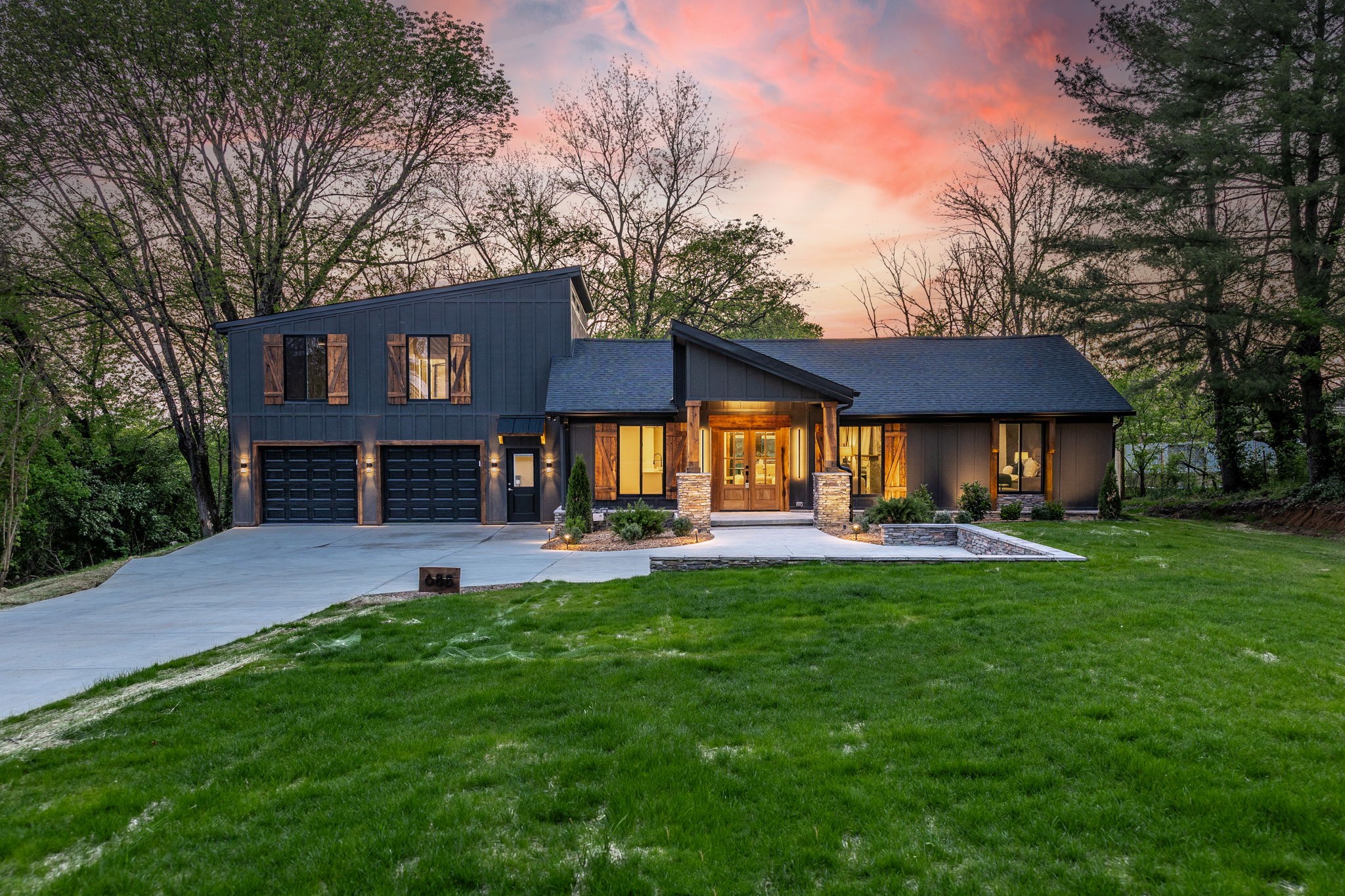 688 Douglas Ln