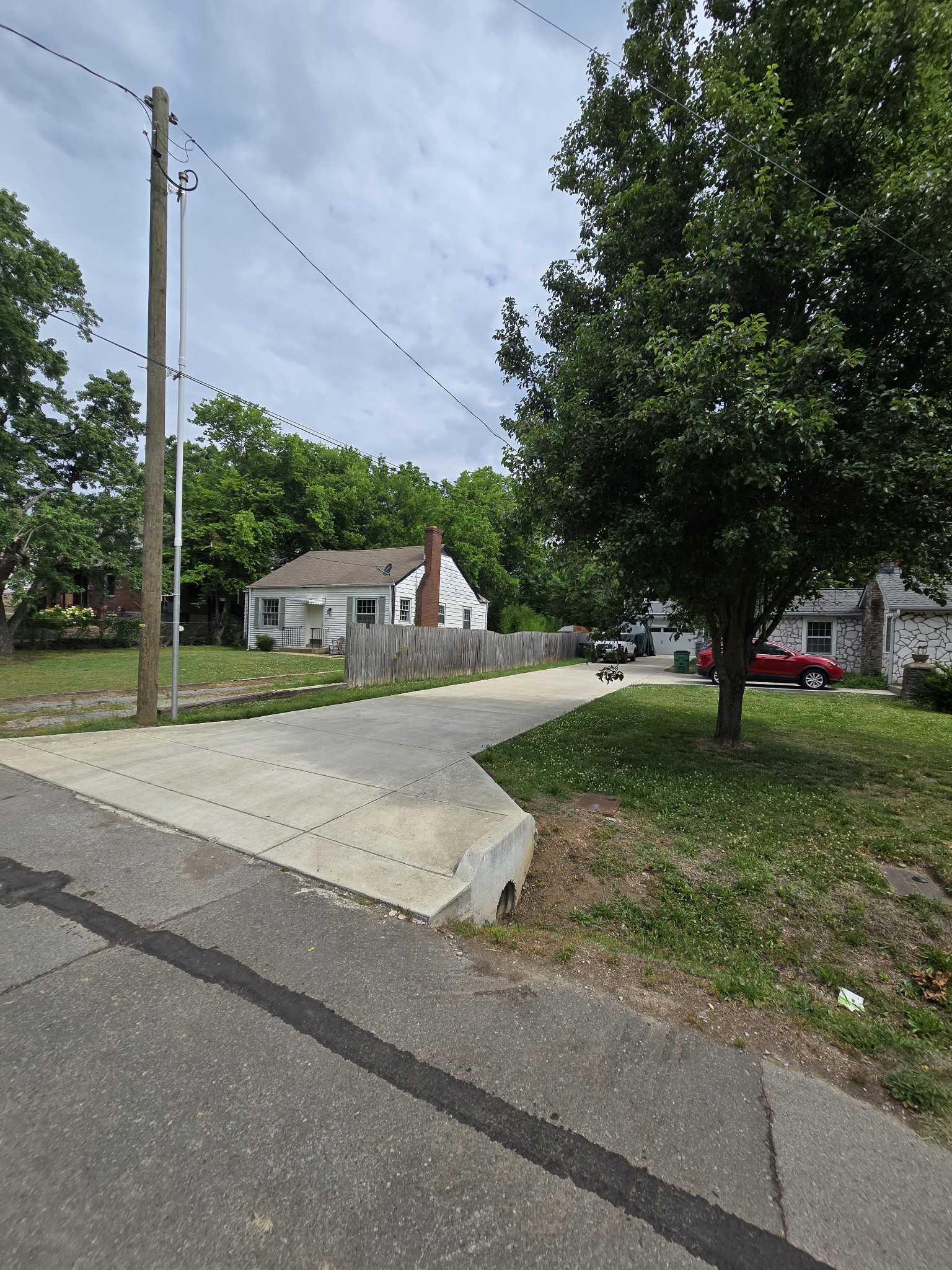 911 Carolyn Ave