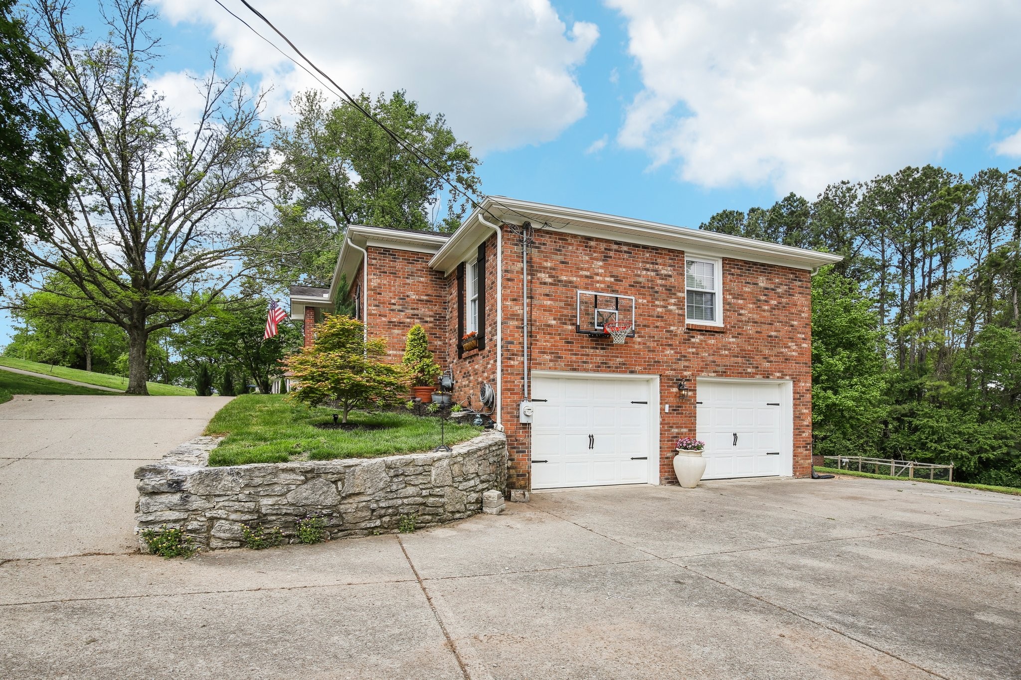 2219 Castlewood Dr