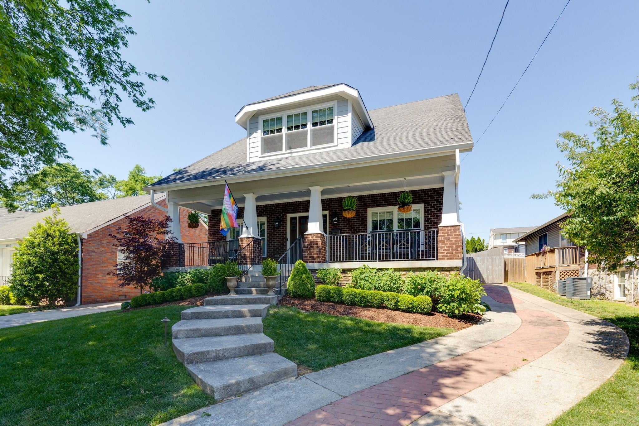 2500C W Linden Ave