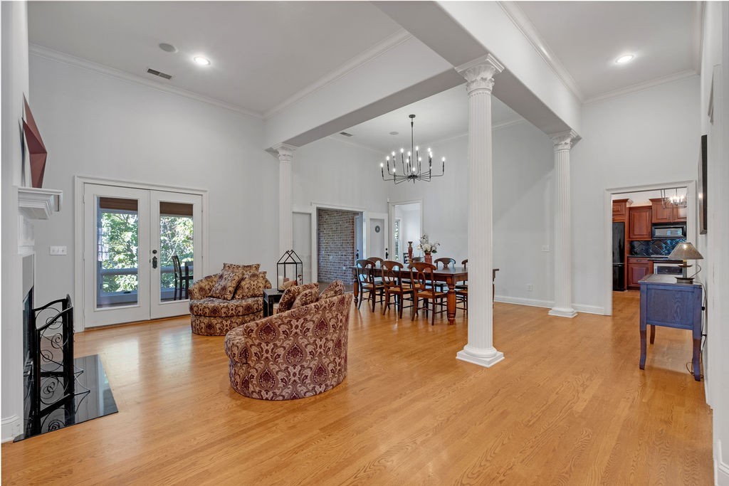 1411 Robert E Lee Ln