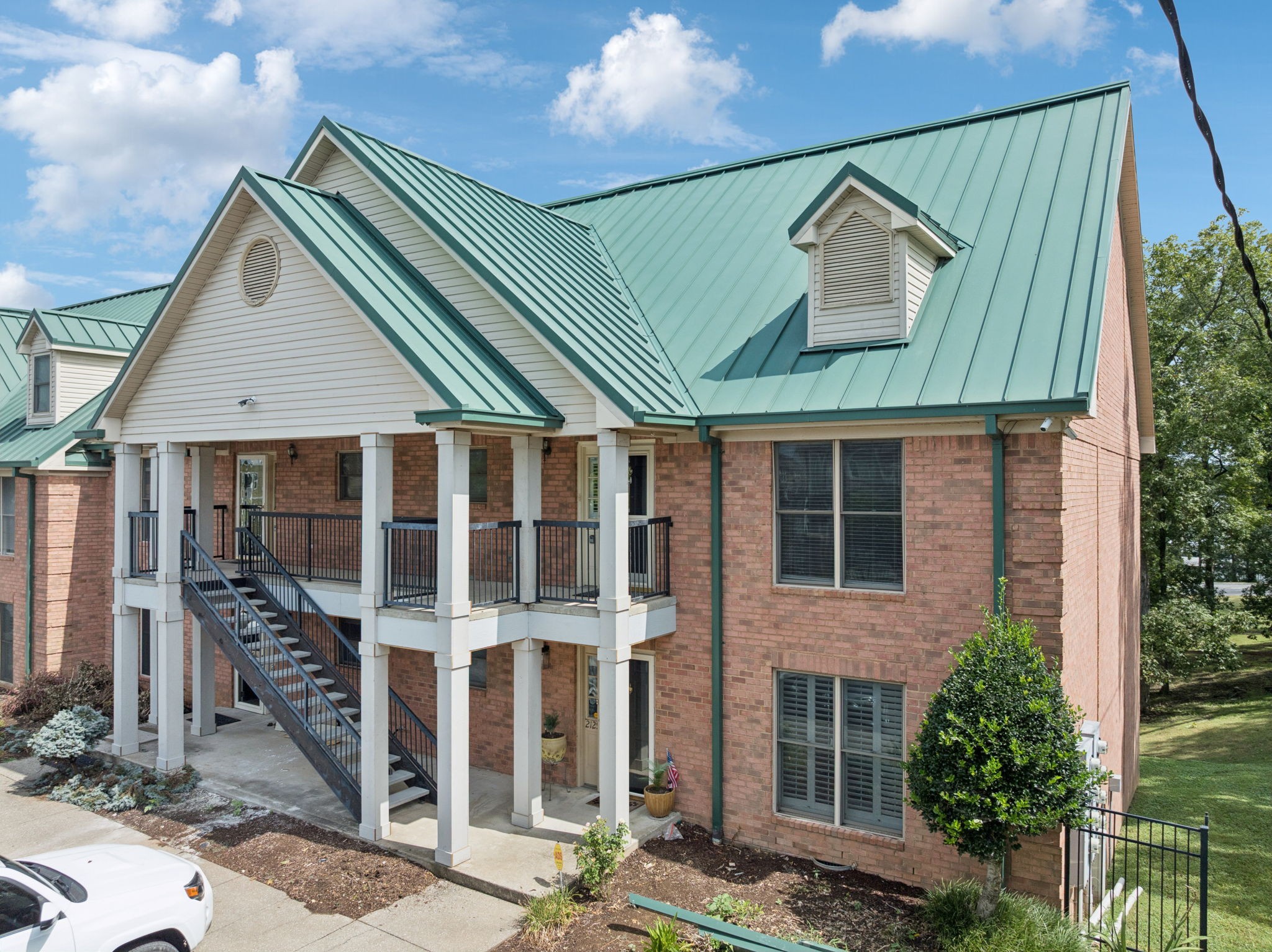 2133 Lakeshore Dr