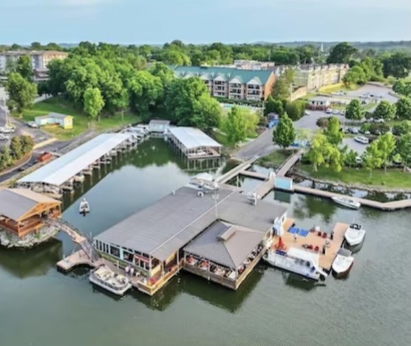 2133 Lakeshore Dr