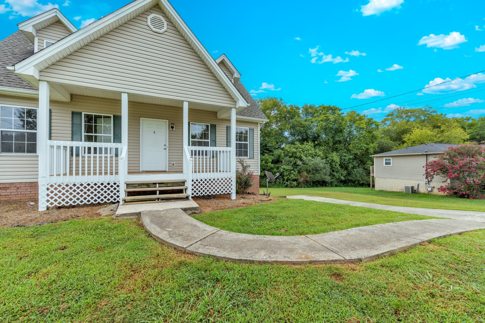 129 Apple Valley Ct NE