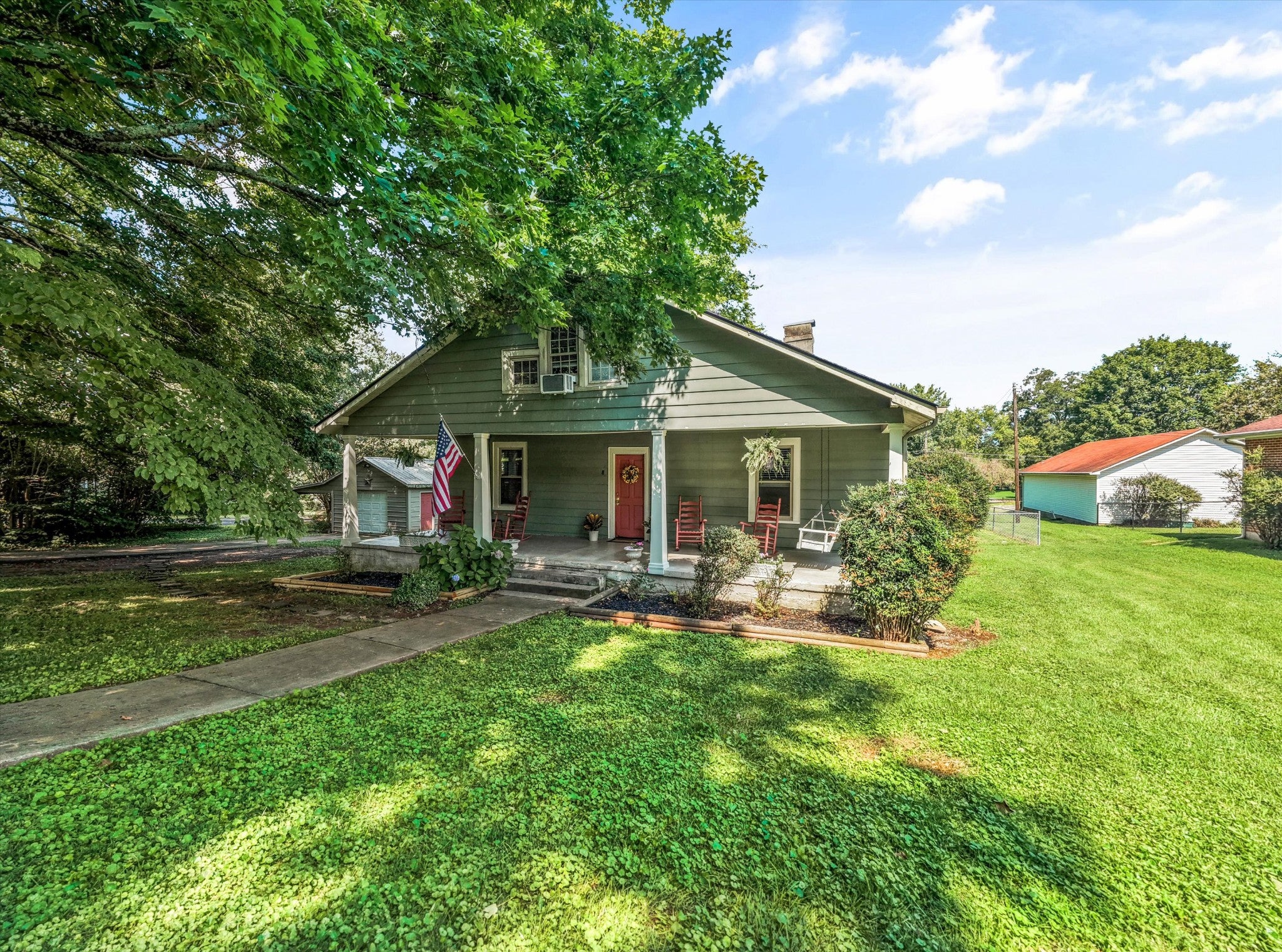 8 W Farrell St