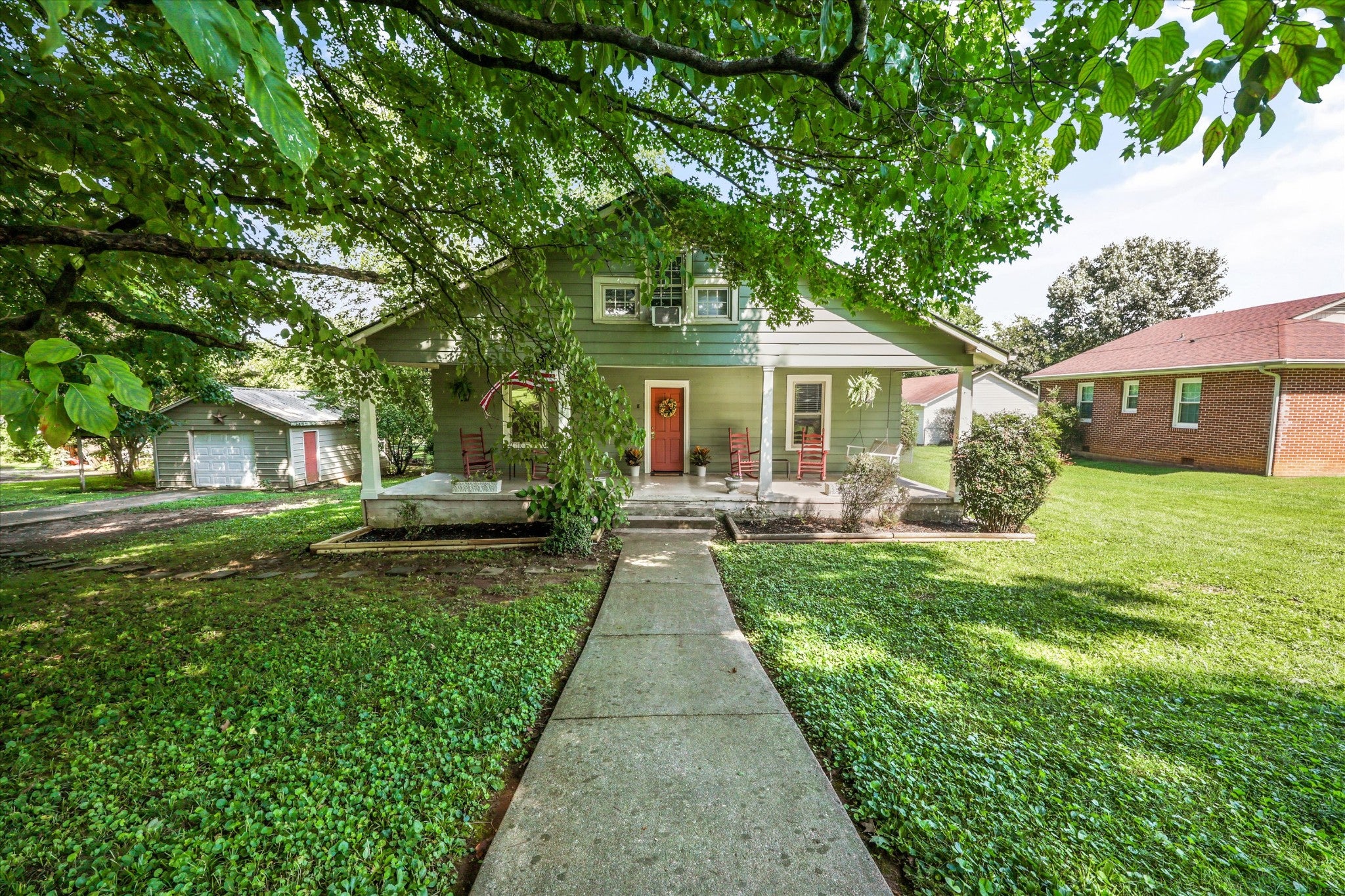 8 W Farrell St