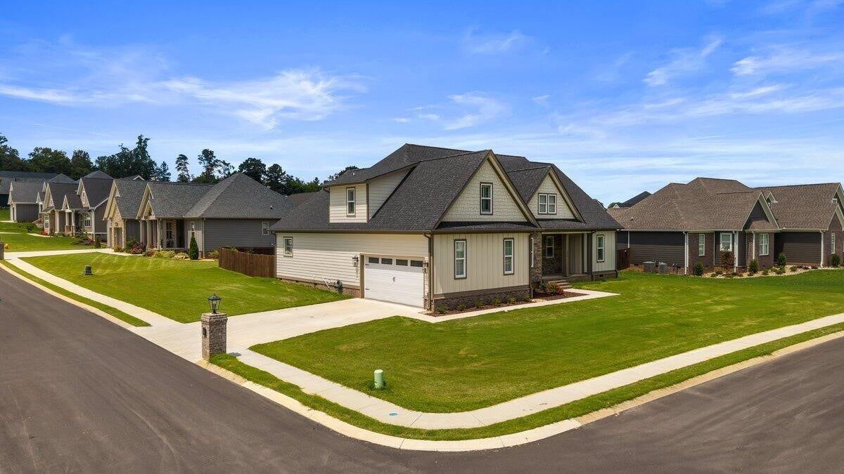 232 Winding Glen Drive NW