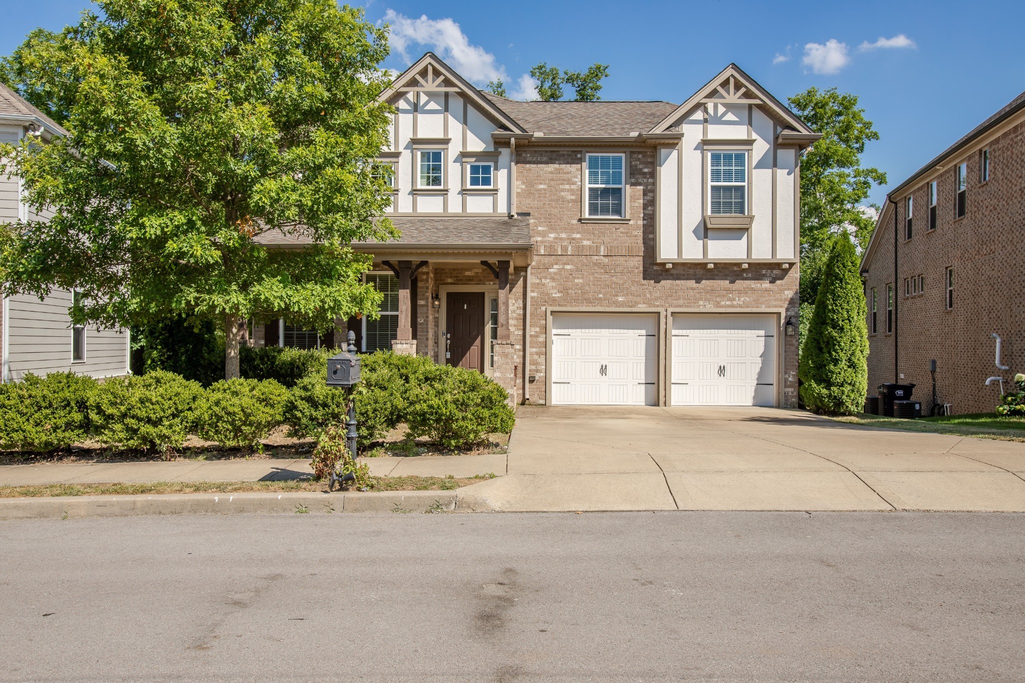 2128 Ravenscourt Dr