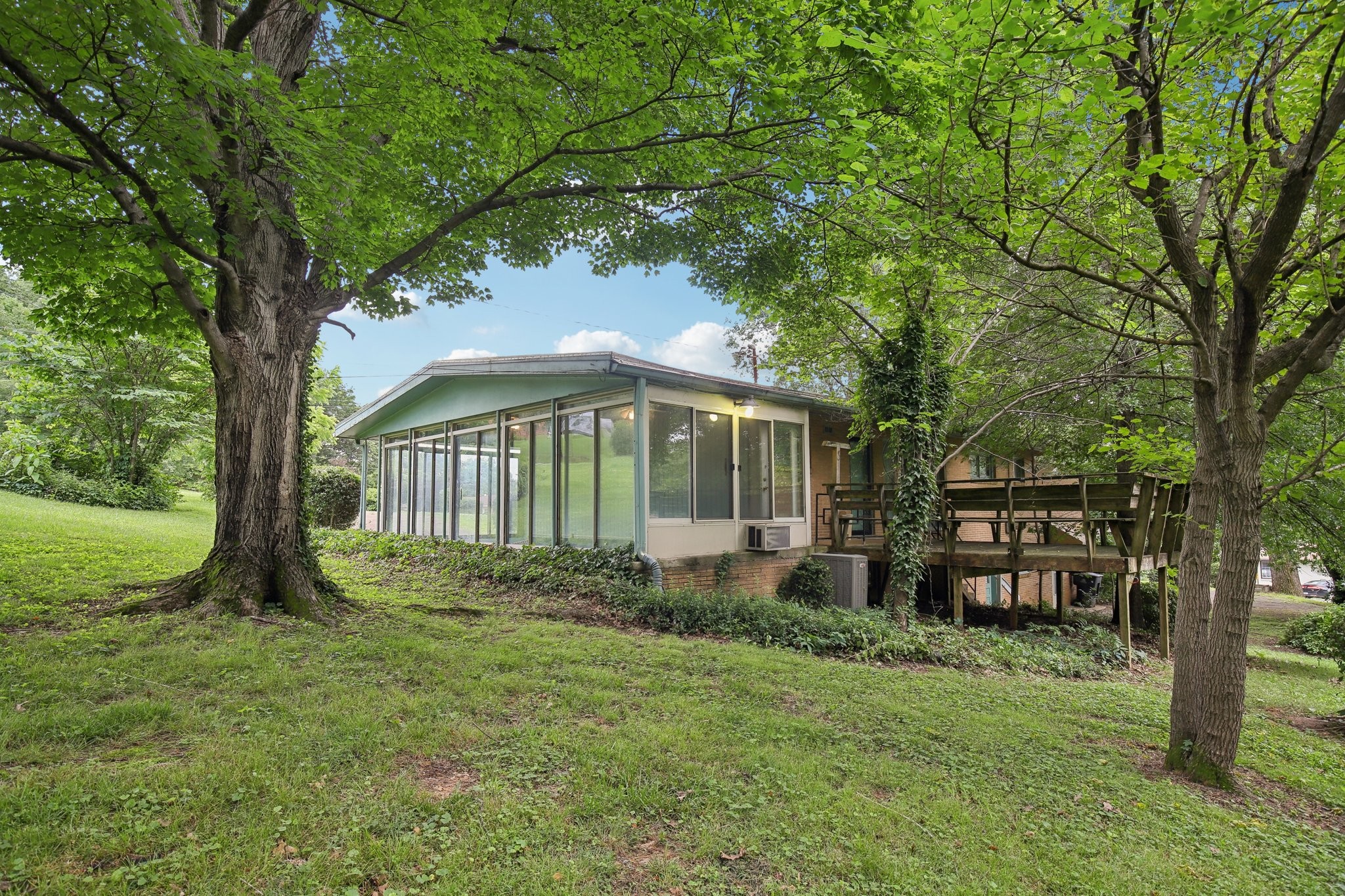 929 Deervale Dr