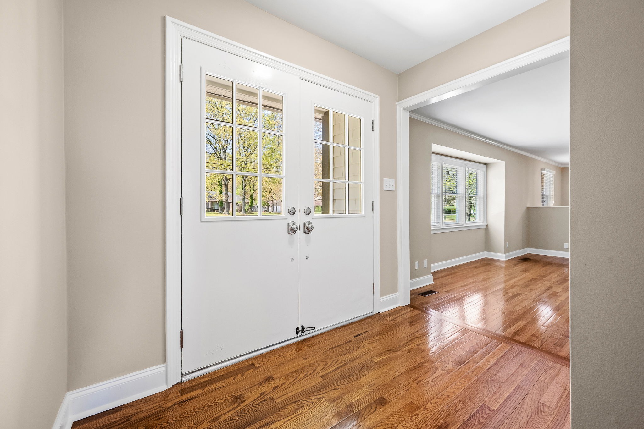 906 COUNTRY CLUB DRIVE