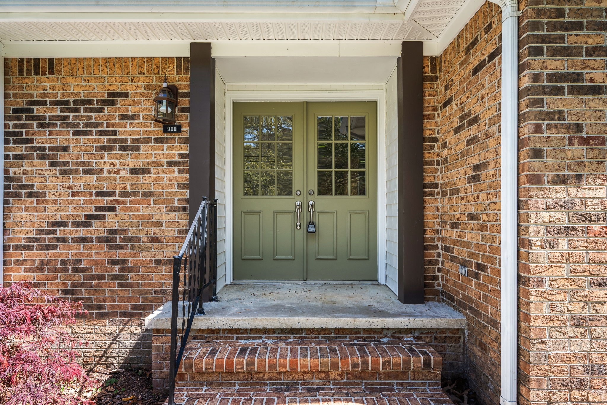 906 COUNTRY CLUB DRIVE