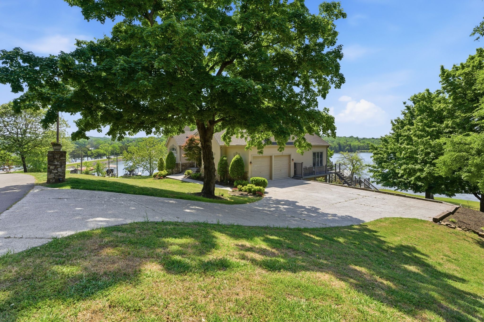 305 Harbor Dr