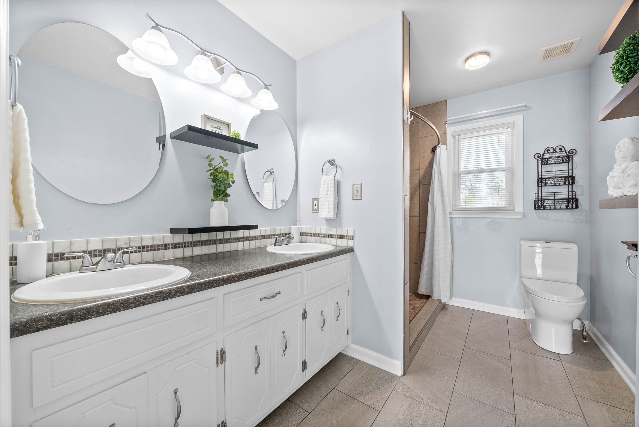 Clarksville, Tennessee 37040, United States, 3 Bedrooms Bedrooms, ,3 BathroomsBathrooms,Residential,Pending,102510