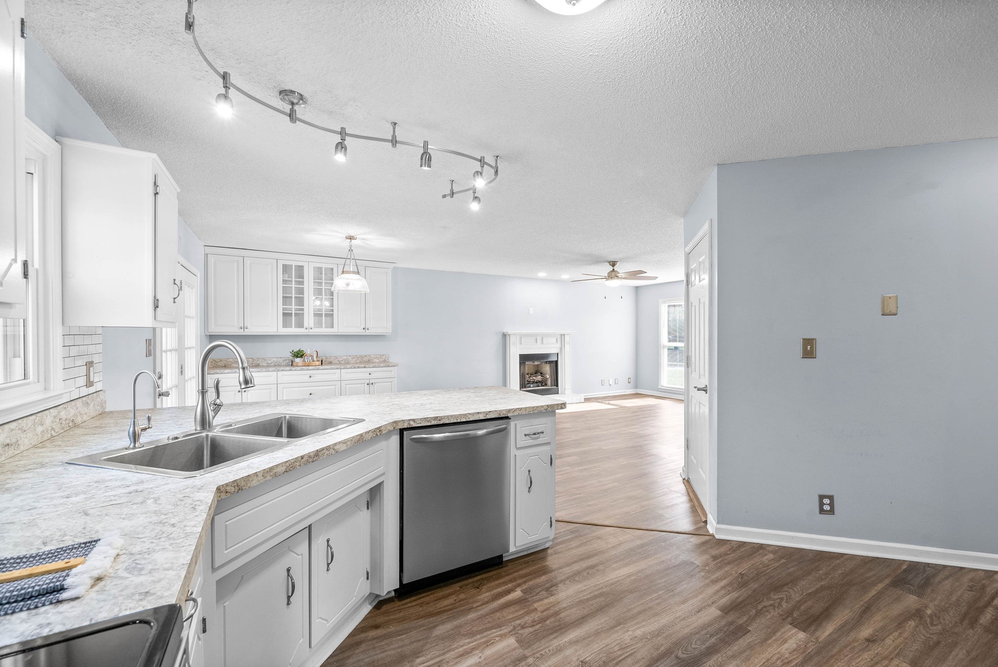 Clarksville, Tennessee 37040, United States, 3 Bedrooms Bedrooms, ,3 BathroomsBathrooms,Residential,Pending,102510