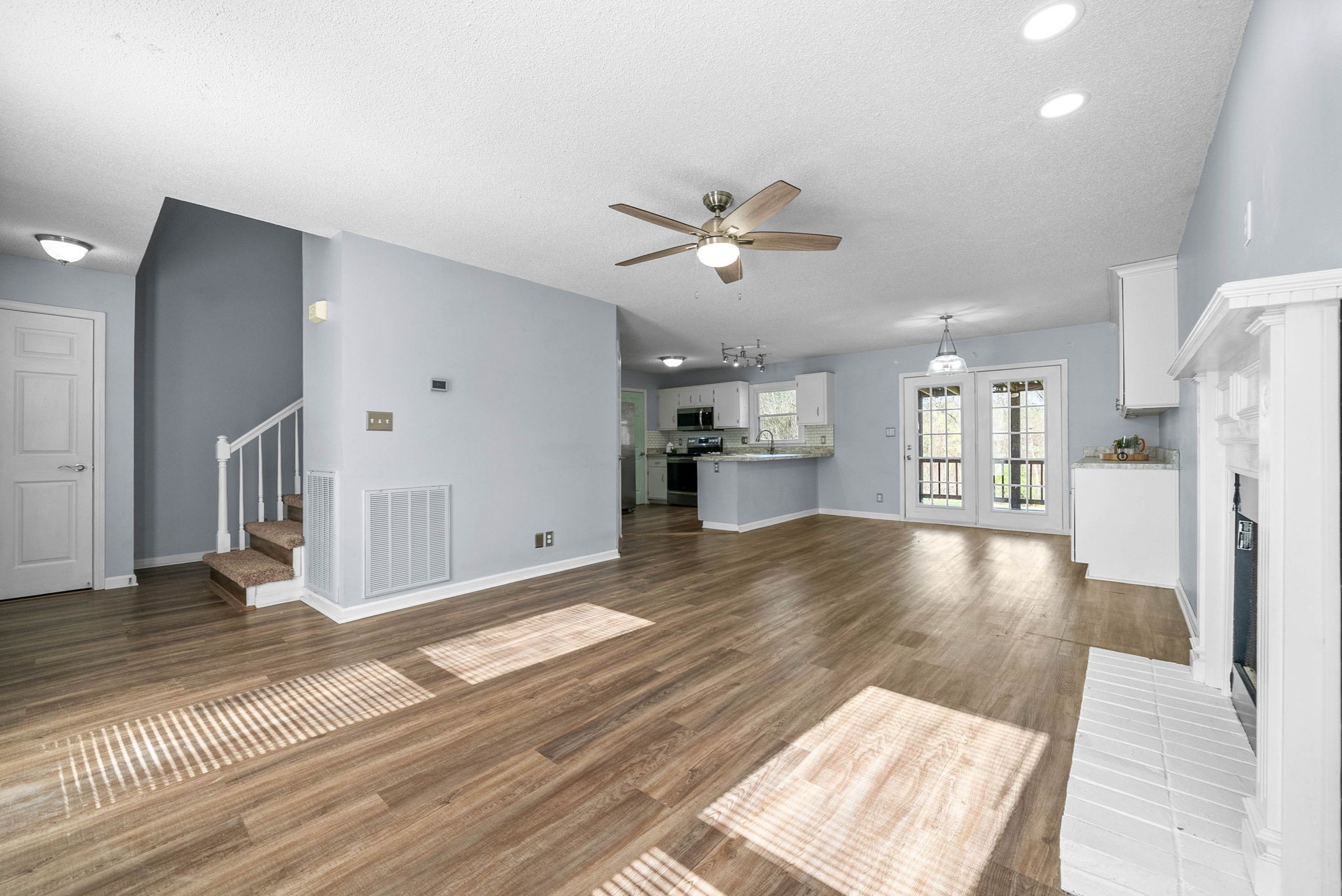 Clarksville, Tennessee 37040, United States, 3 Bedrooms Bedrooms, ,3 BathroomsBathrooms,Residential,Pending,102510