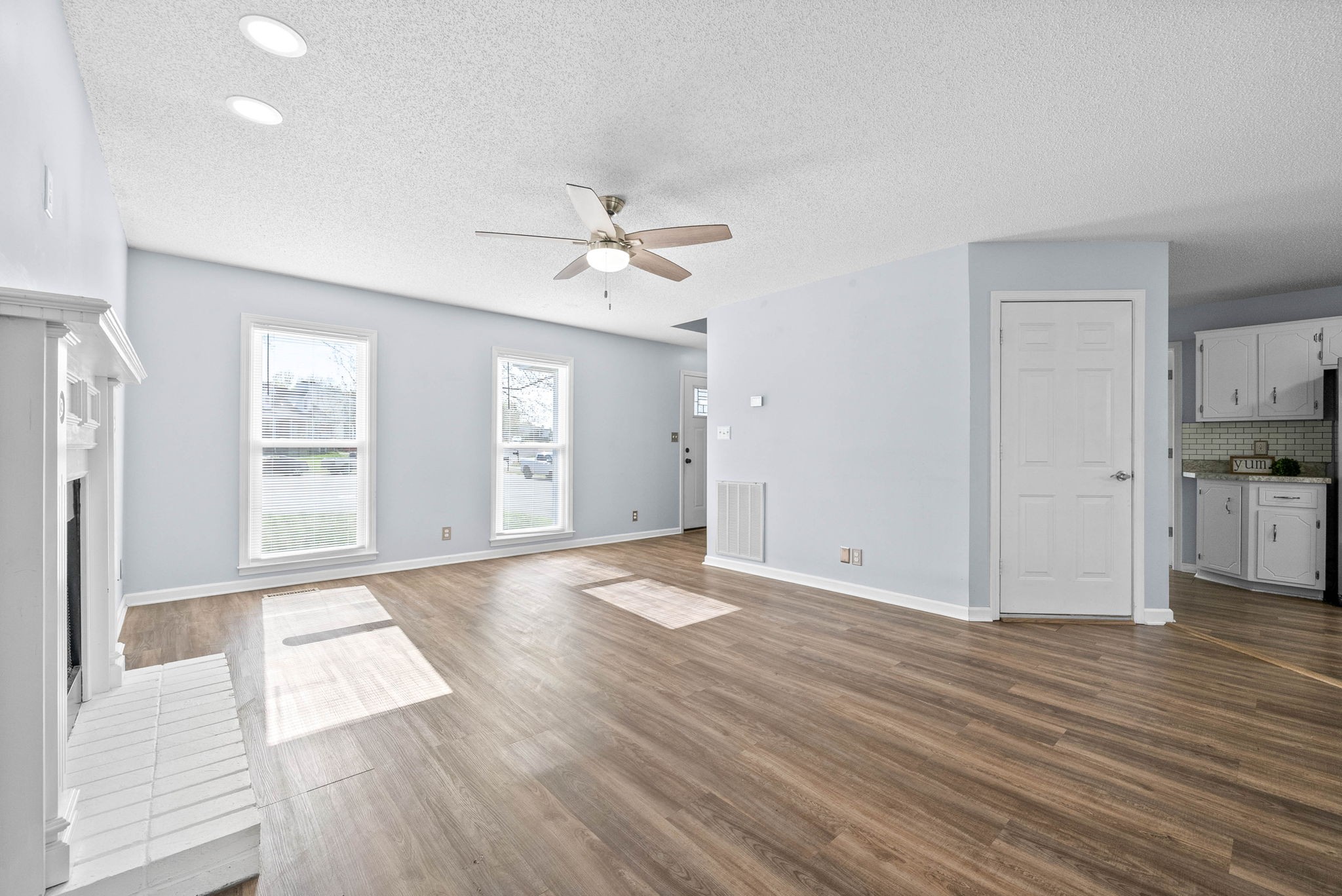 Clarksville, Tennessee 37040, United States, 3 Bedrooms Bedrooms, ,3 BathroomsBathrooms,Residential,Pending,102510